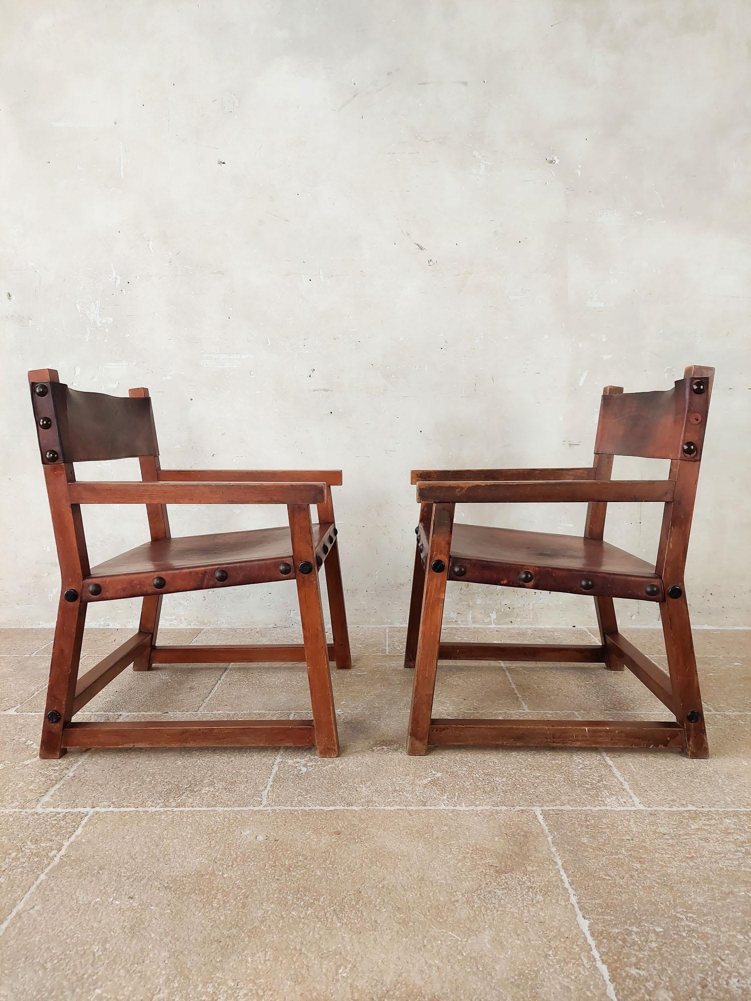 Paar spanische Sessel aus Leder und Holz im BIOSCA-Stil aus den 1970er Jahren (Brutalismus) im Angebot