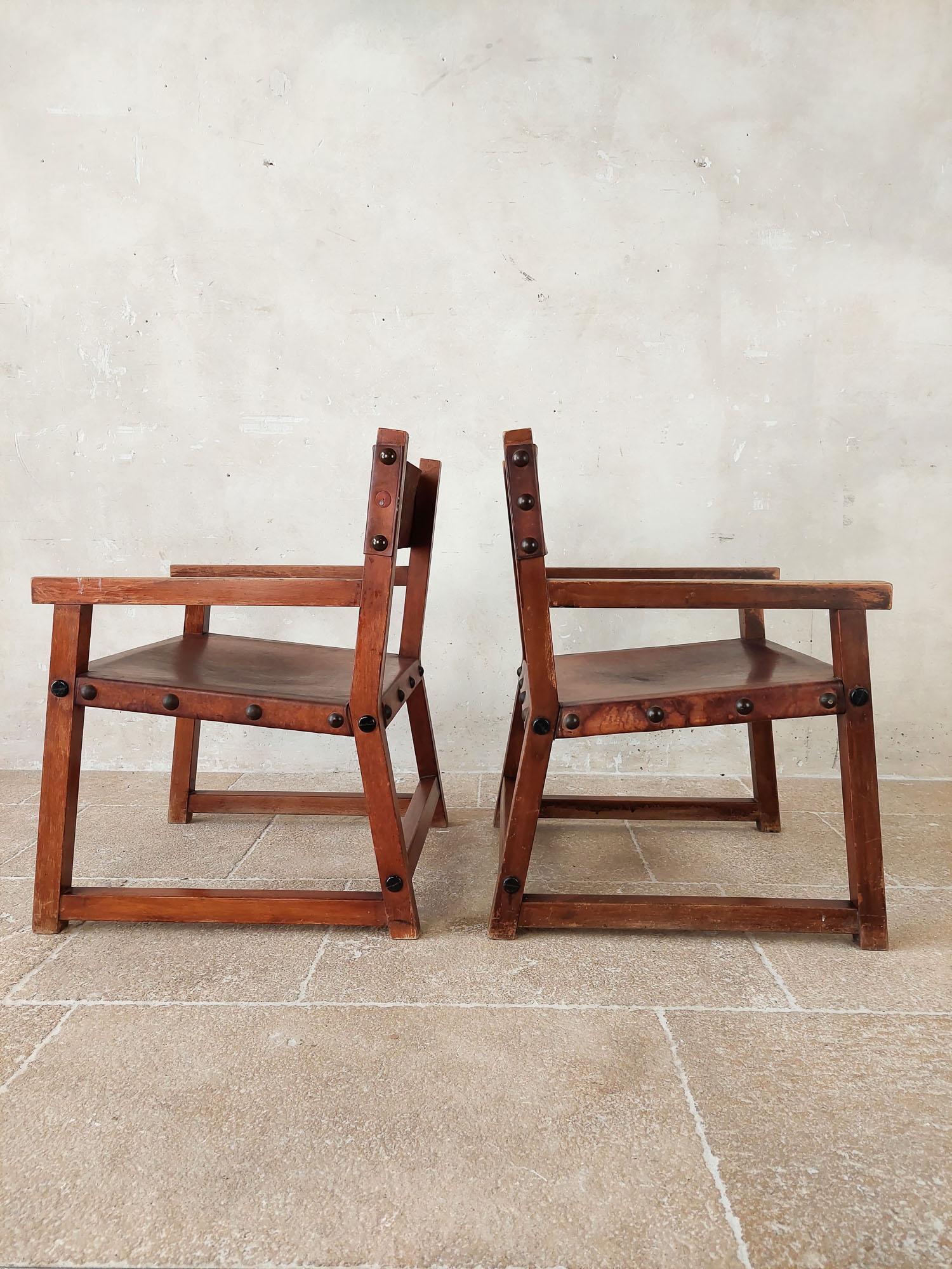 Paar spanische Sessel aus Leder und Holz im BIOSCA-Stil aus den 1970er Jahren (Spanisch) im Angebot