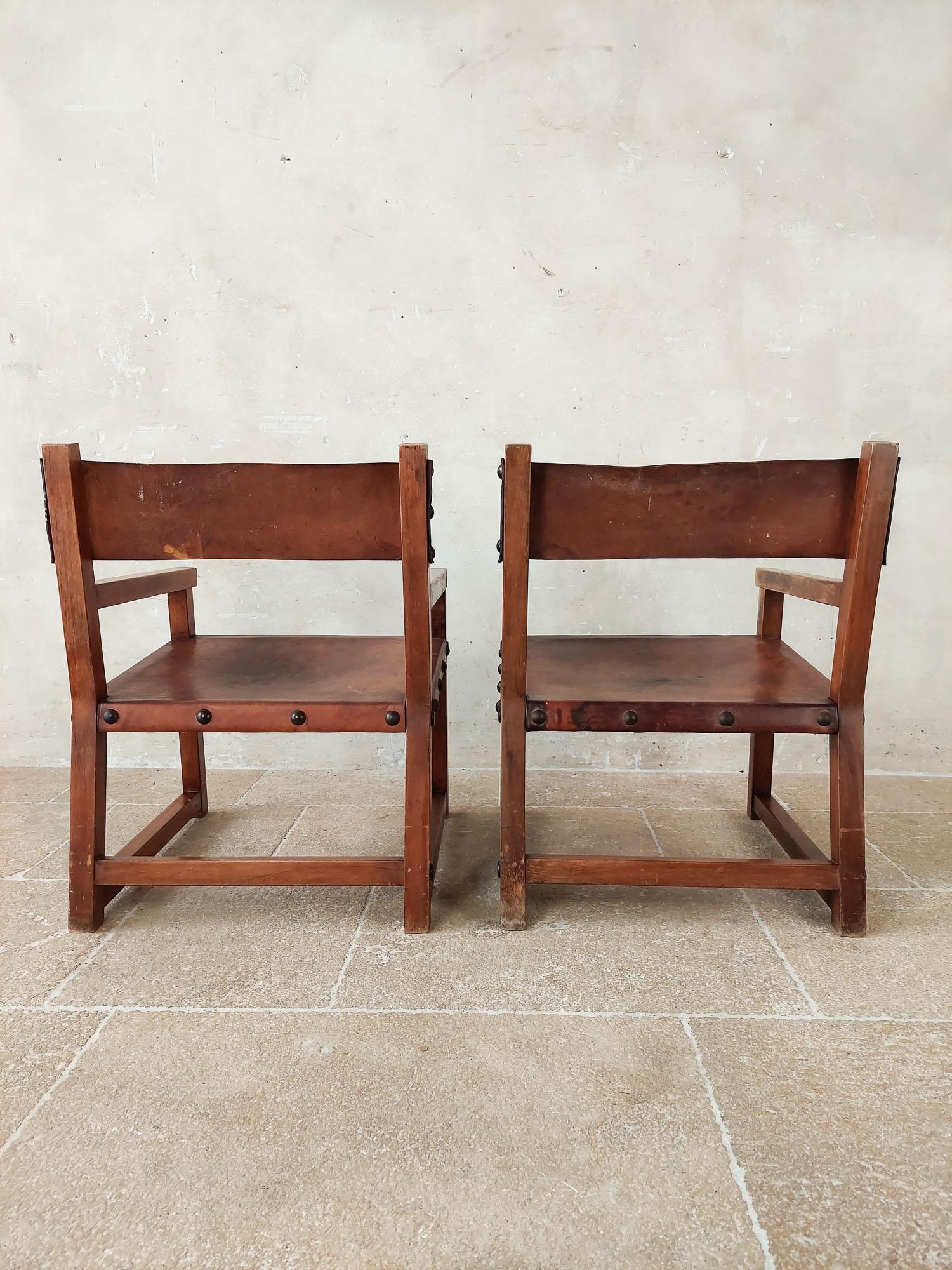 Paar spanische Sessel aus Leder und Holz im BIOSCA-Stil aus den 1970er Jahren im Zustand „Gut“ im Angebot in Baambrugge, NL
