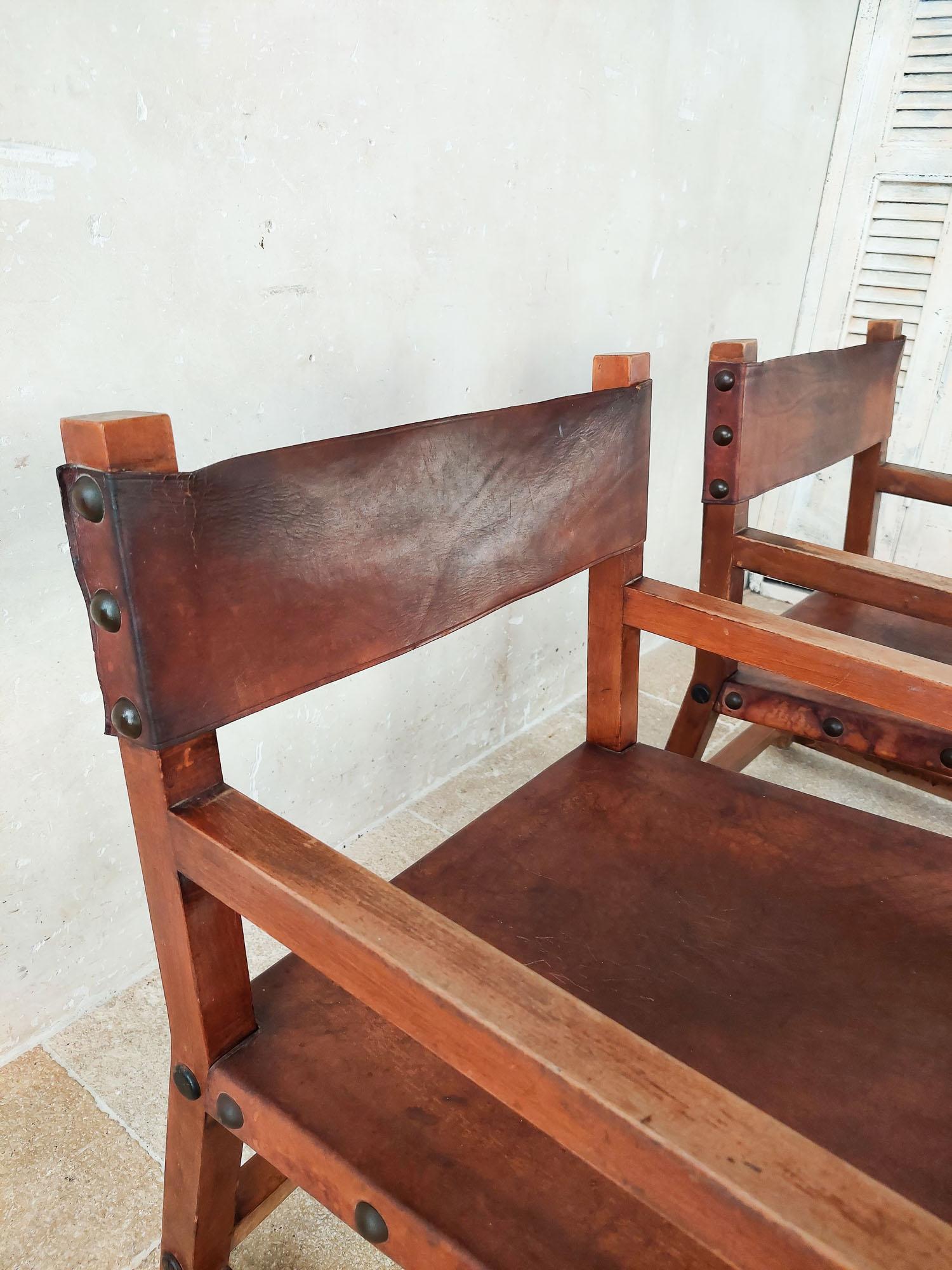 Paar spanische Sessel aus Leder und Holz im BIOSCA-Stil aus den 1970er Jahren (Ende des 20. Jahrhunderts) im Angebot
