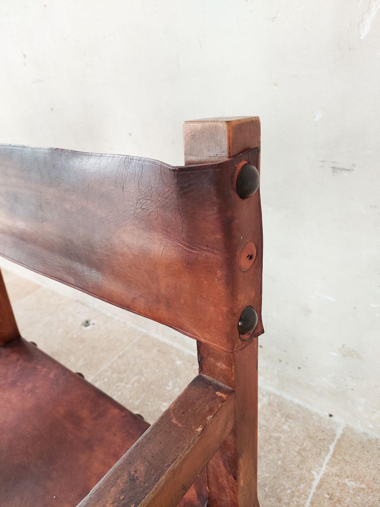 Paar spanische Sessel aus Leder und Holz im BIOSCA-Stil aus den 1970er Jahren im Angebot 3