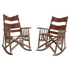 Paire de chaises à bascule espagnoles des années 1970 en cuir et bois