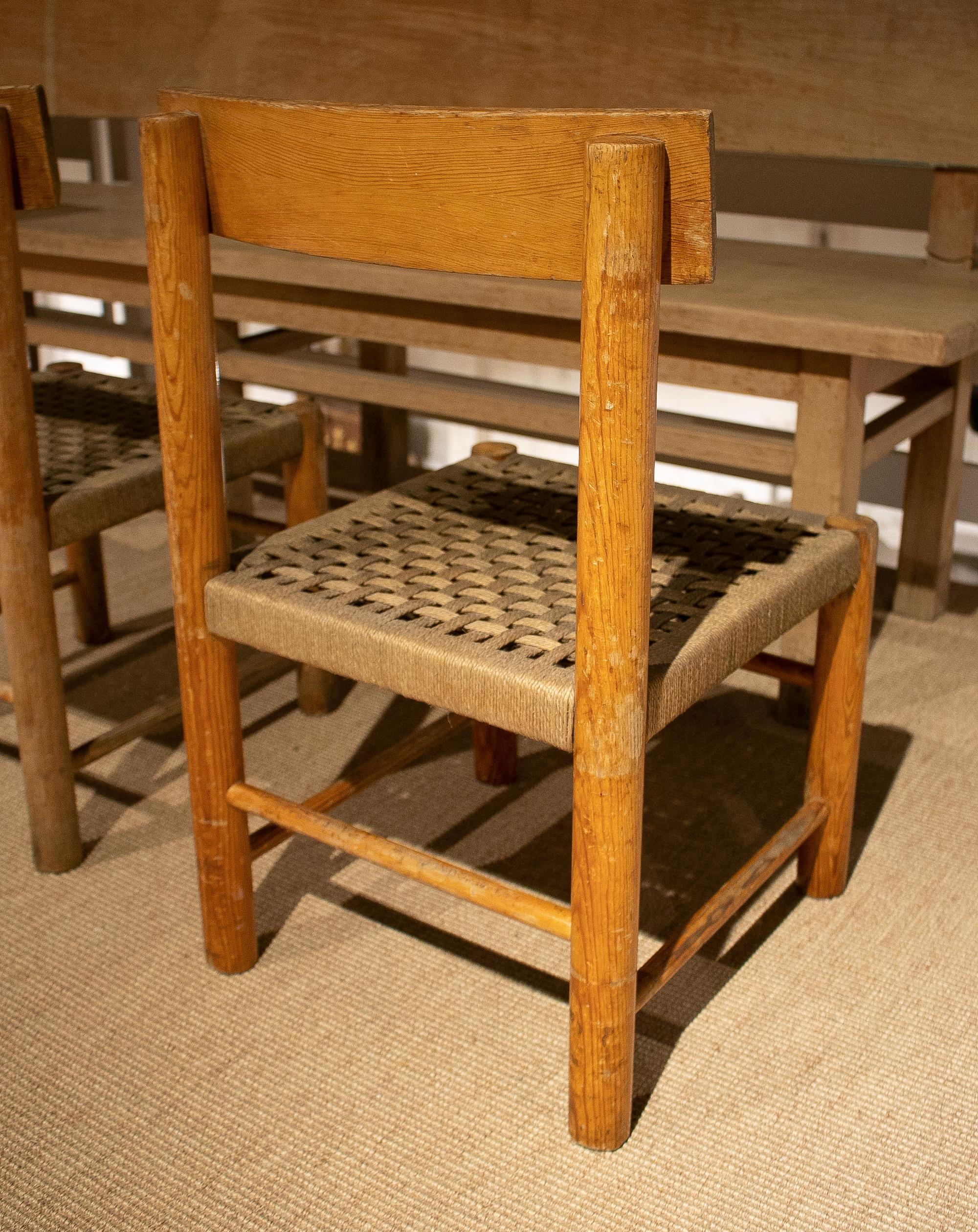Paire de chaises espagnoles des années 1970 en bois à bouts arrondis et corde en vente 6