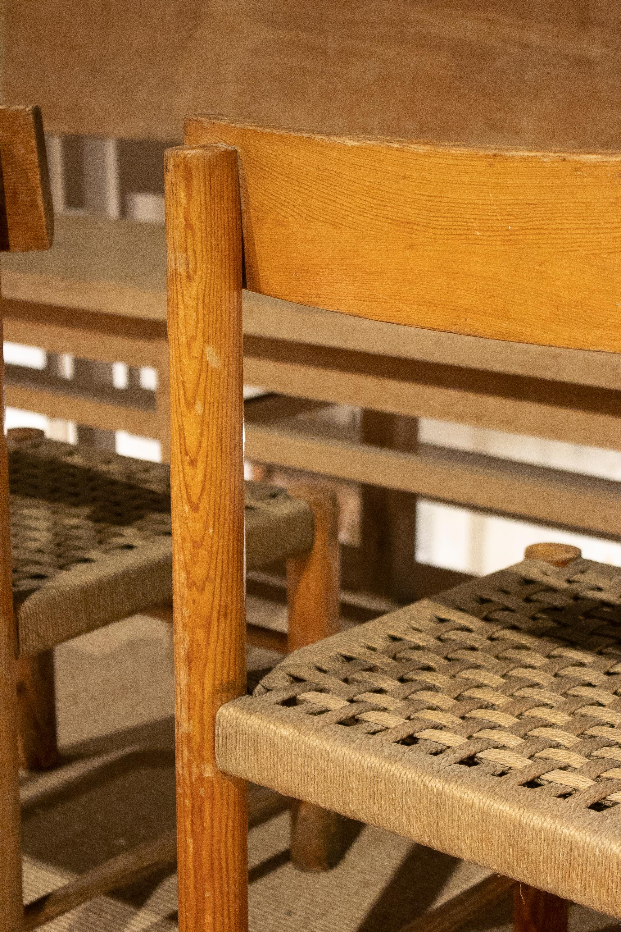 Paire de chaises espagnoles des années 1970 en bois à bouts arrondis et corde en vente 7