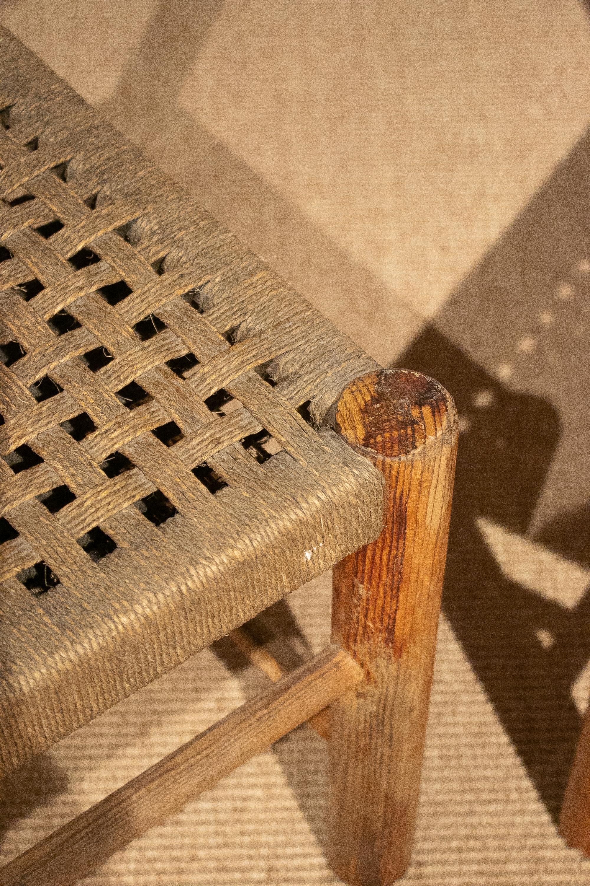 20ième siècle Paire de chaises espagnoles des années 1970 en bois à bouts arrondis et corde en vente