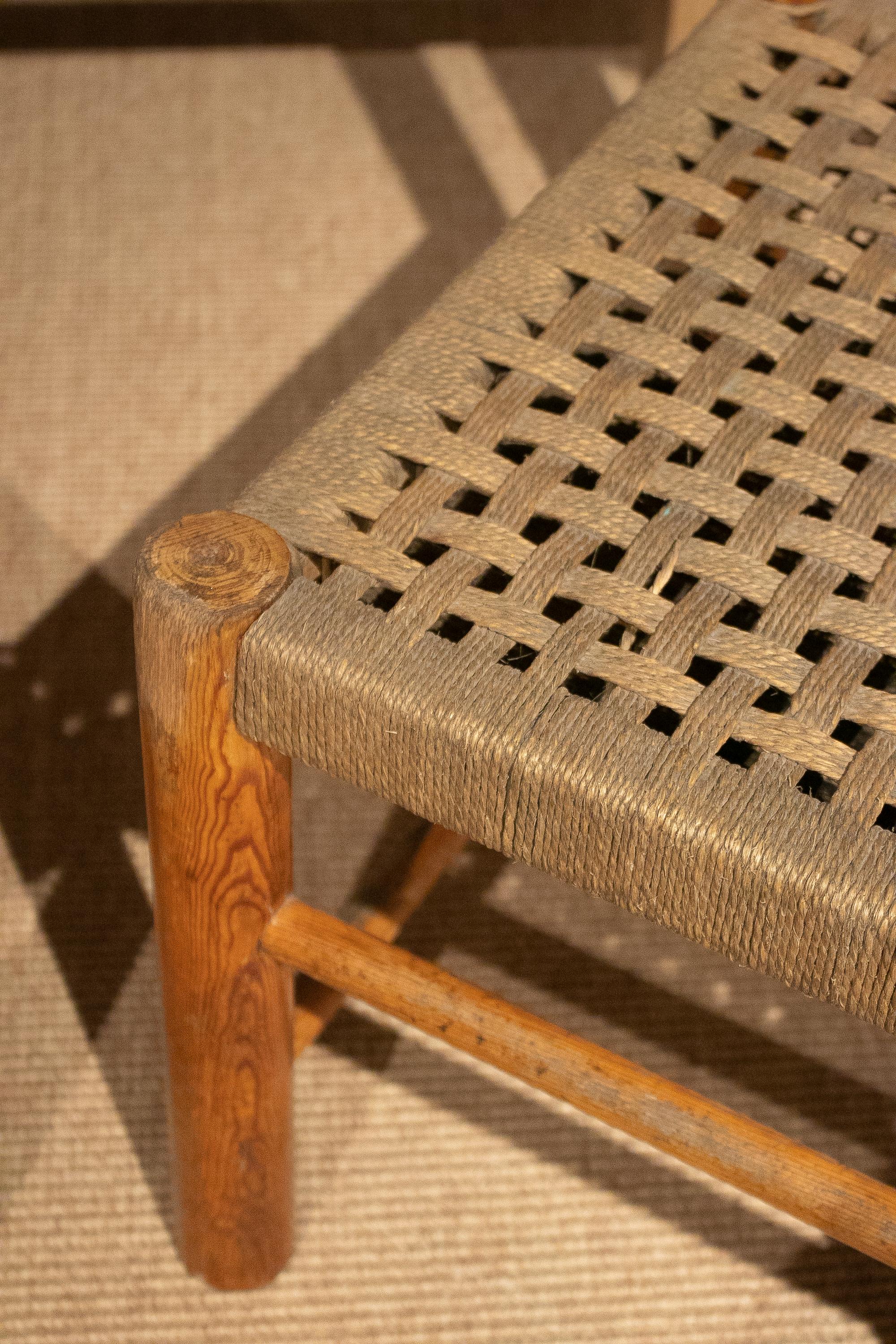 Corde Paire de chaises espagnoles des années 1970 en bois à bouts arrondis et corde en vente