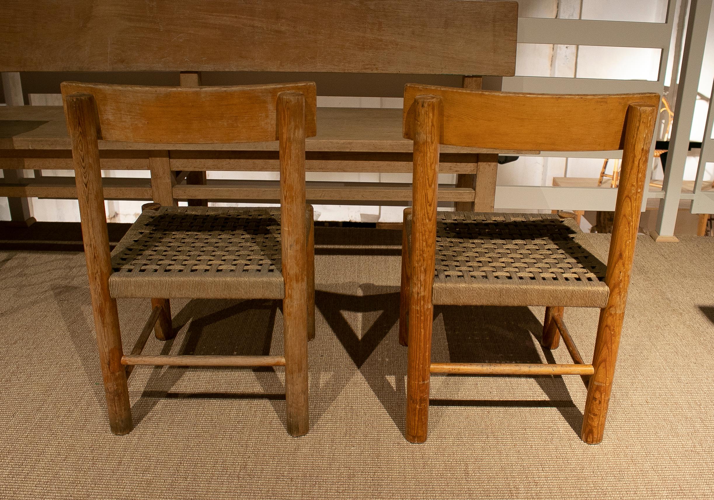 Paire de chaises espagnoles des années 1970 en bois à bouts arrondis et corde en vente 2