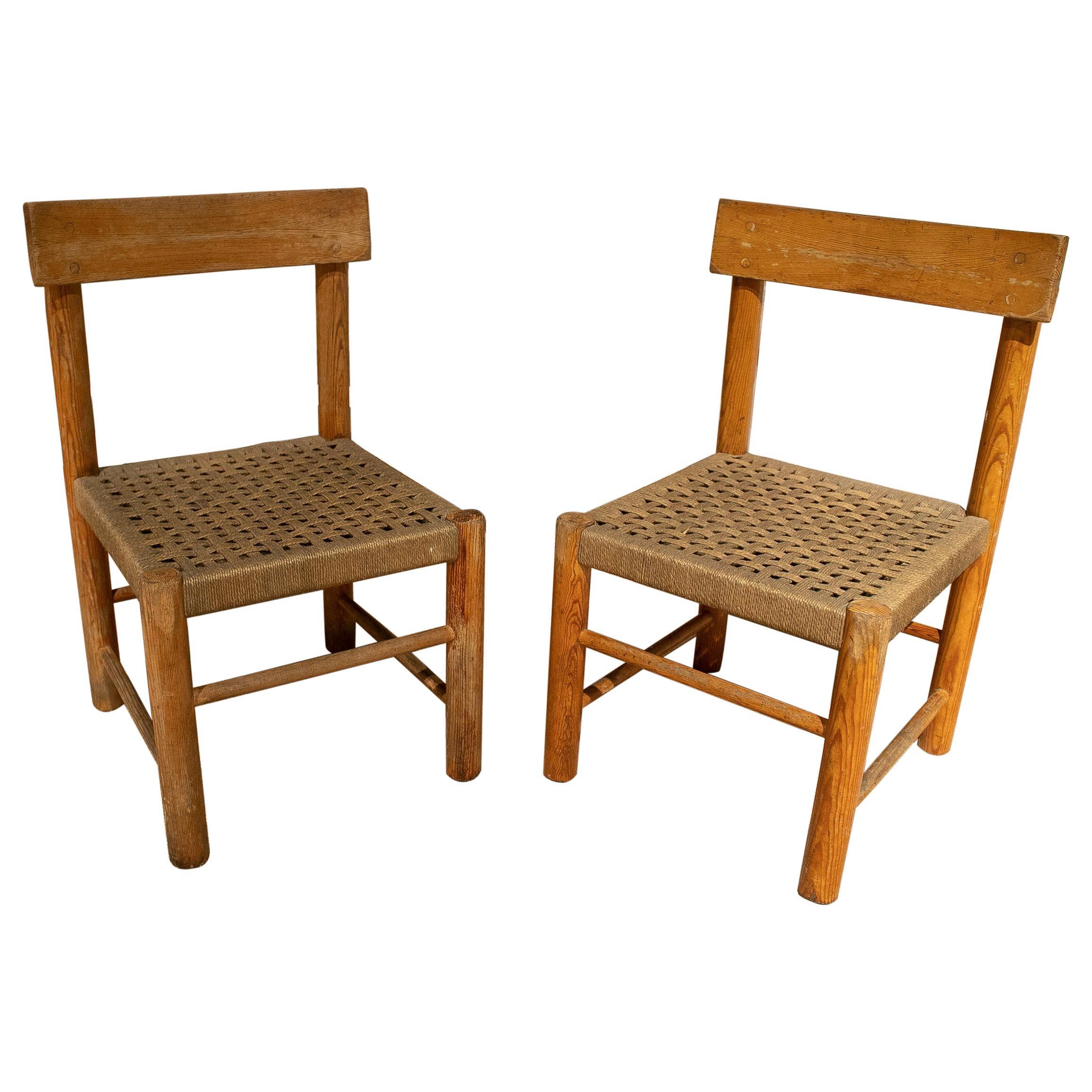 Paire de chaises espagnoles des années 1970 en bois à bouts arrondis et corde en vente