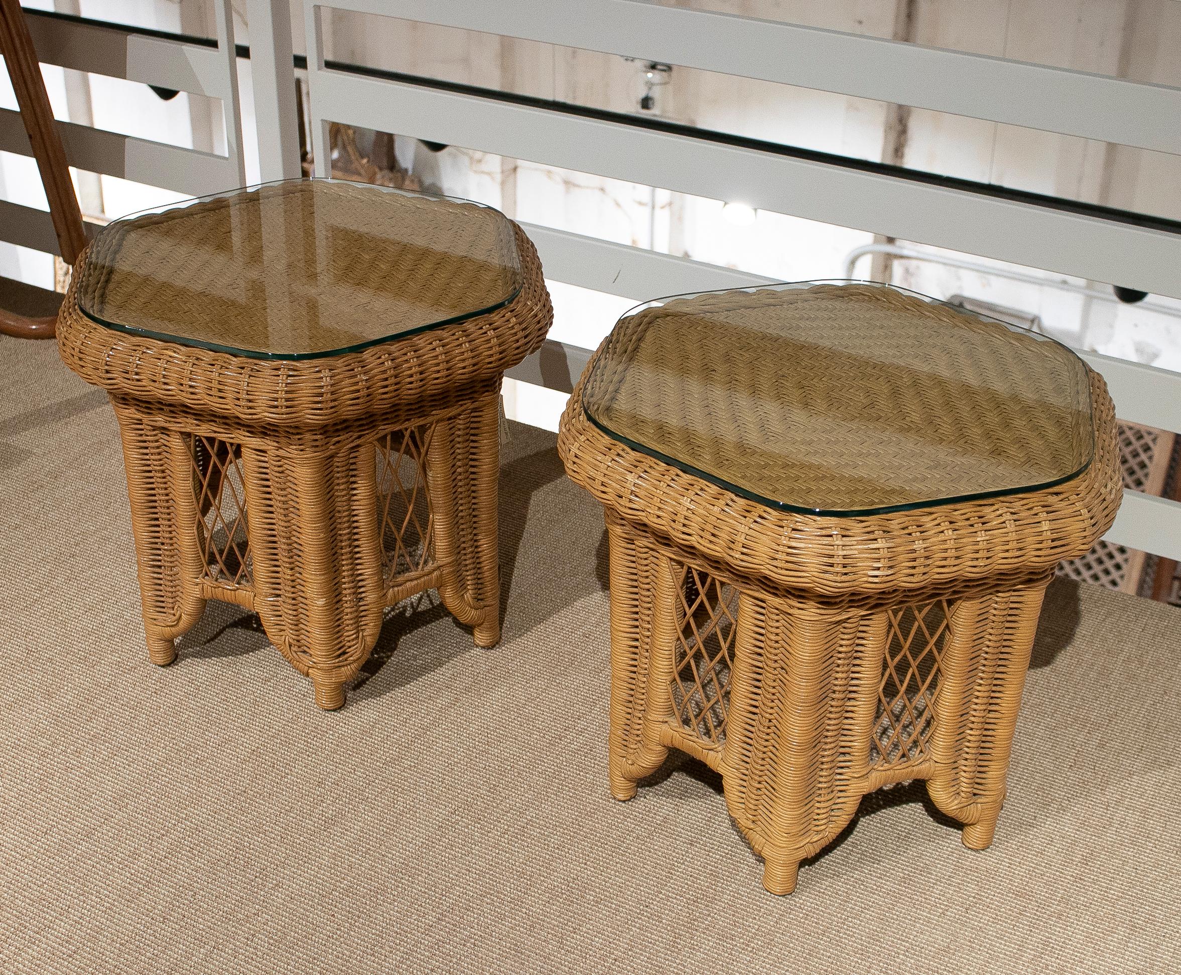 Pair of 1970s Spanish Round Hand Woven Wicker Side Tables w/ Glass Top In Good Condition In Marbella, ES