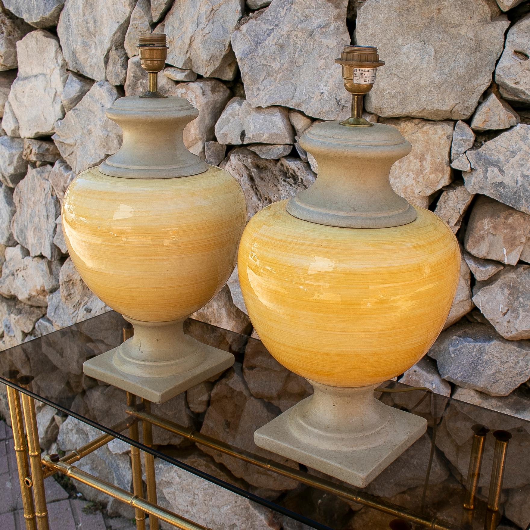 Pareja de lámparas de ceramica de los años 1970 en tono amarillo y gris. España.