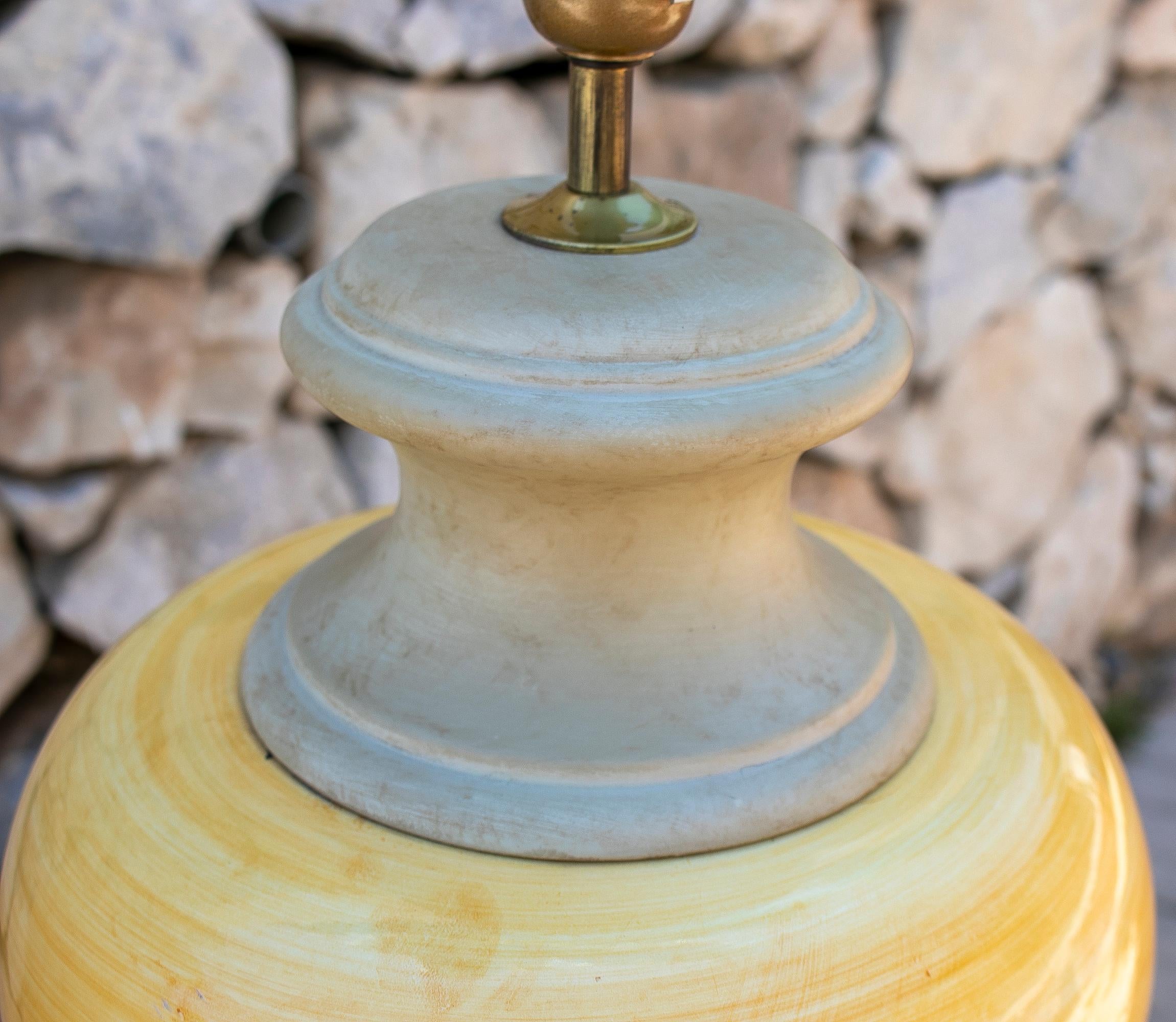 Paire de lampes de bureau espagnoles en terre cuite jaune et grise des années 1970 en vente 1