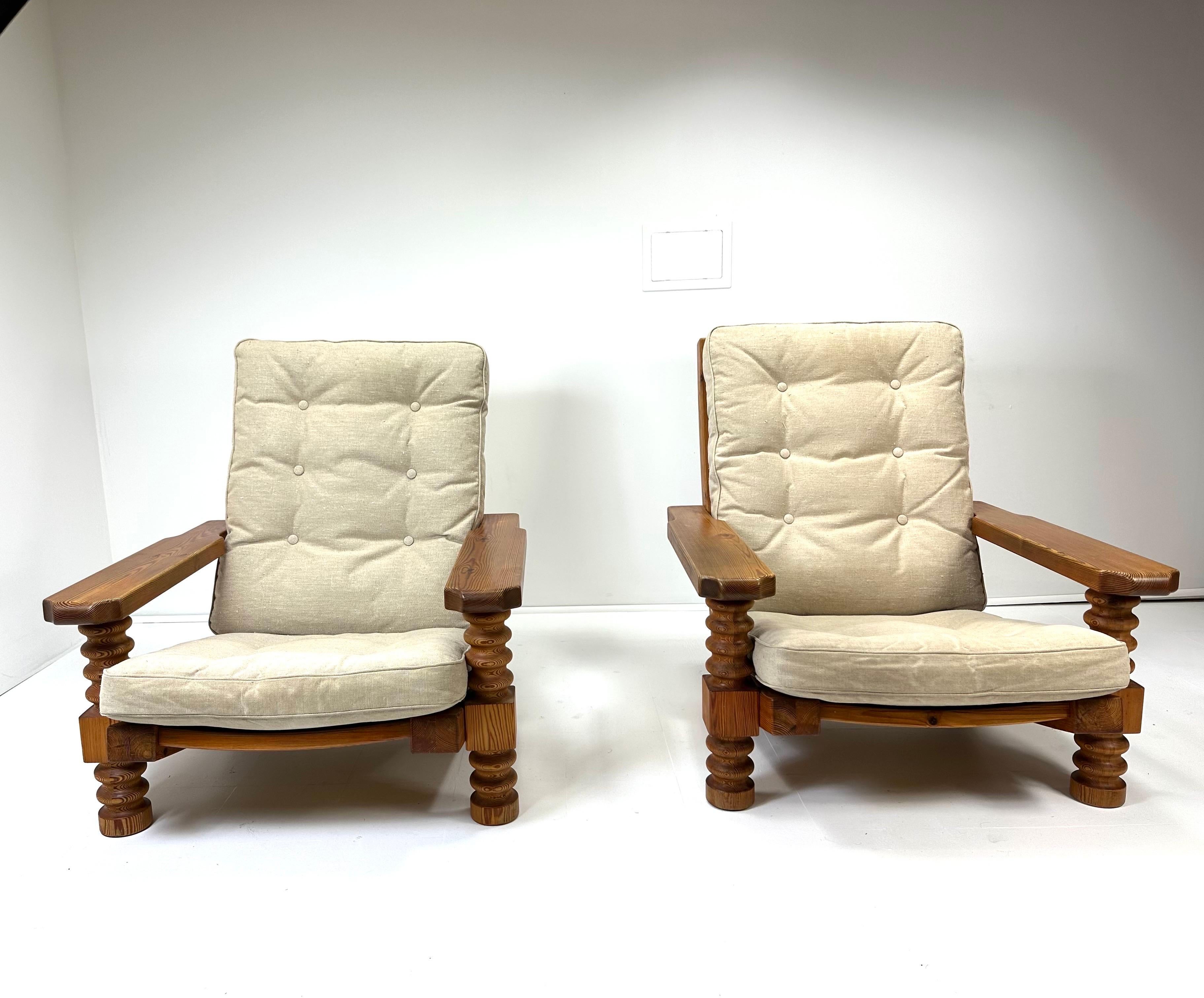 Paire de chaises longues suédoises des années 1970. Les chaises sont fabriquées en pin massif. Magnifiques détails en bois.