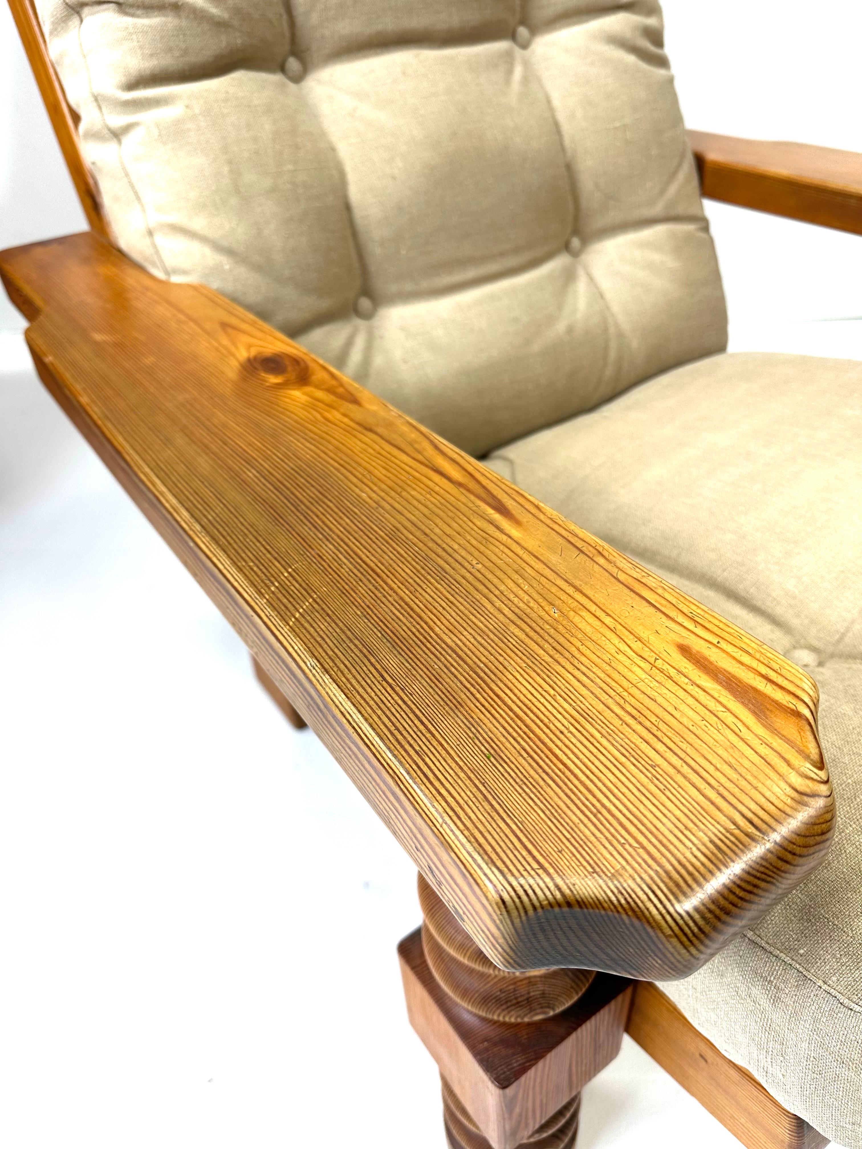 Sculpté Paire de chaises longues suédoises en pin des années 1970 en vente