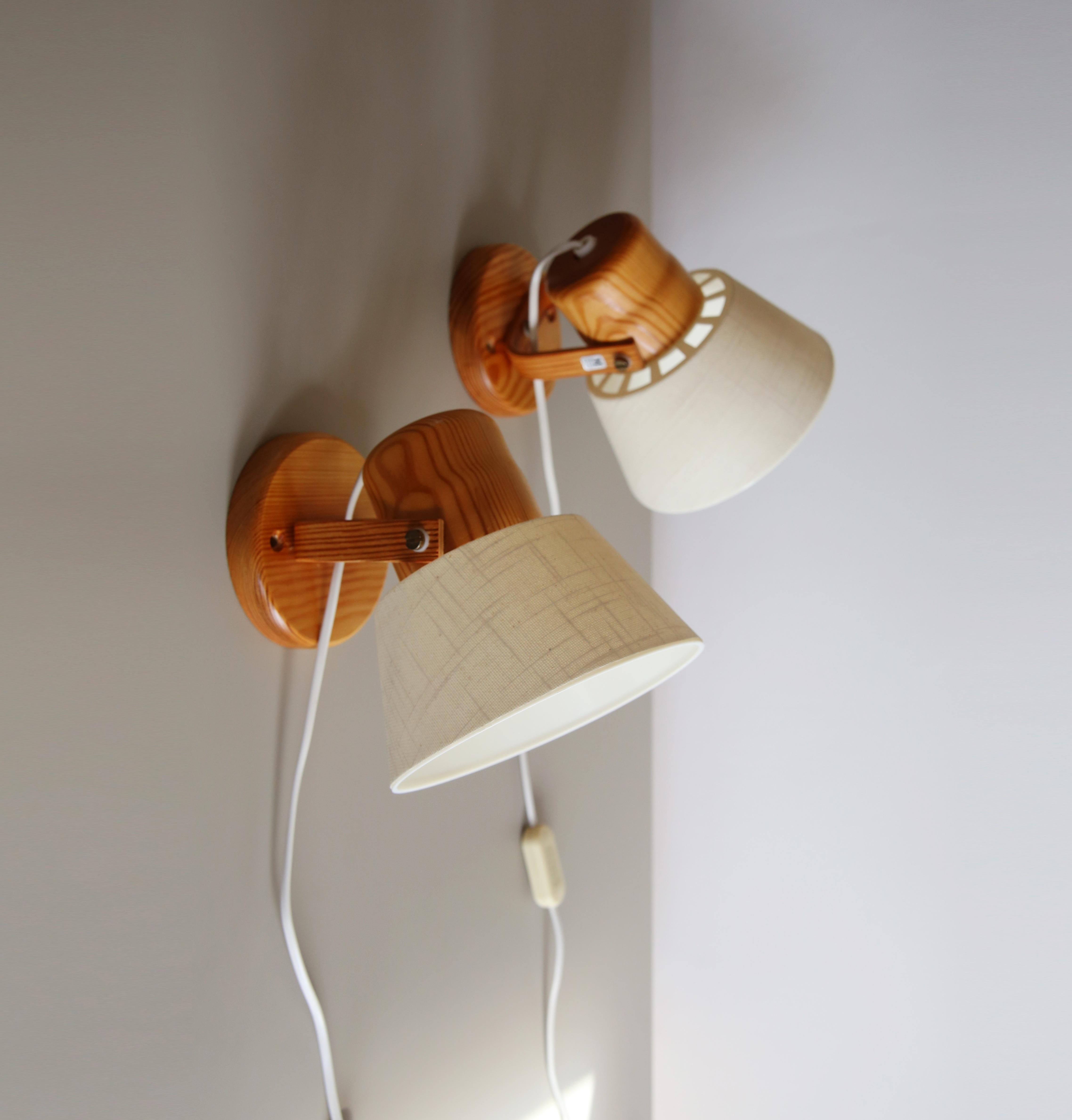 Pair of 1970s Swedish pine wall lamps by Markslojd with cream shades In Good Condition In London, GB