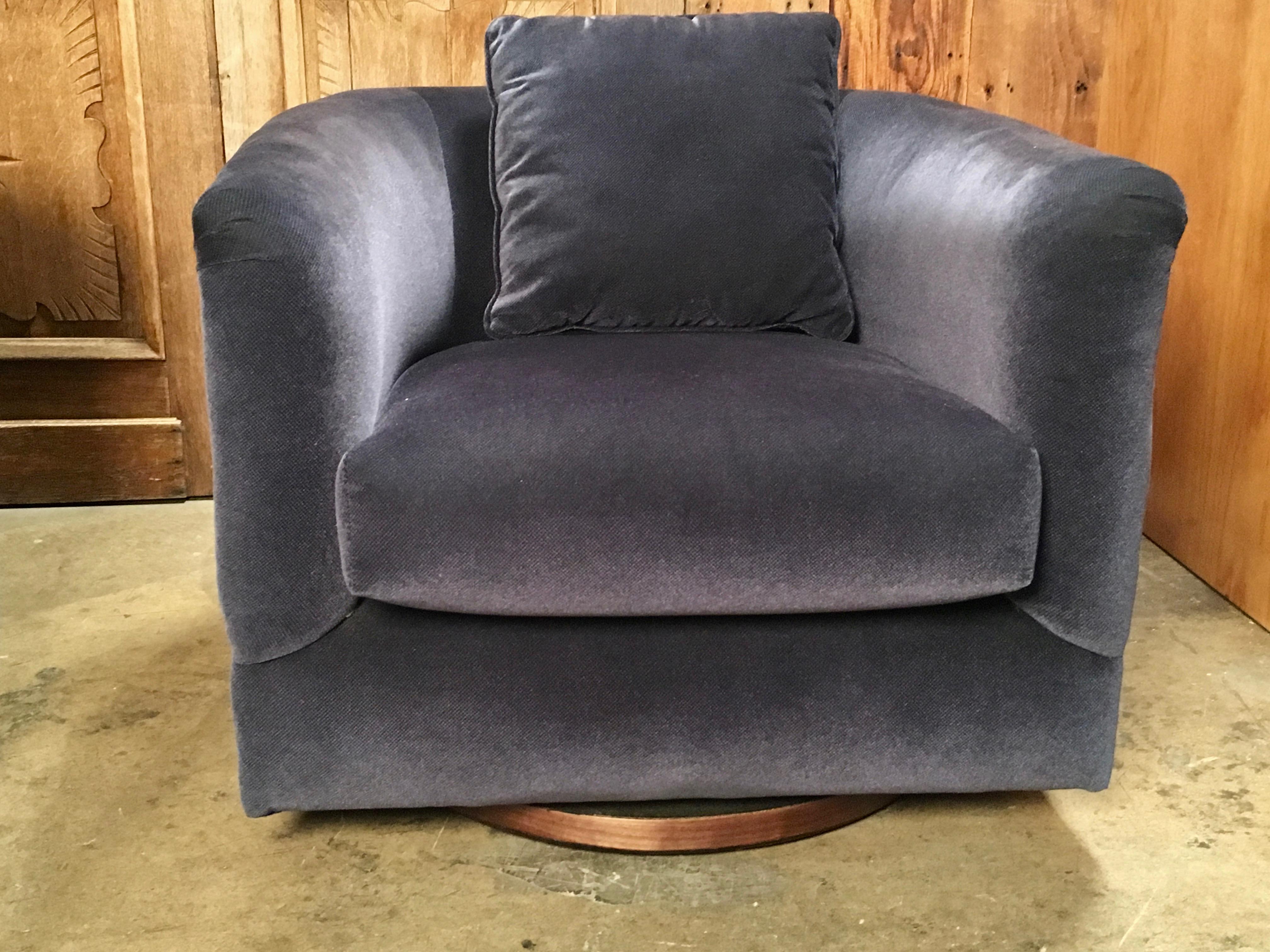 Pair of 1970s Swivel Club Chairs 5