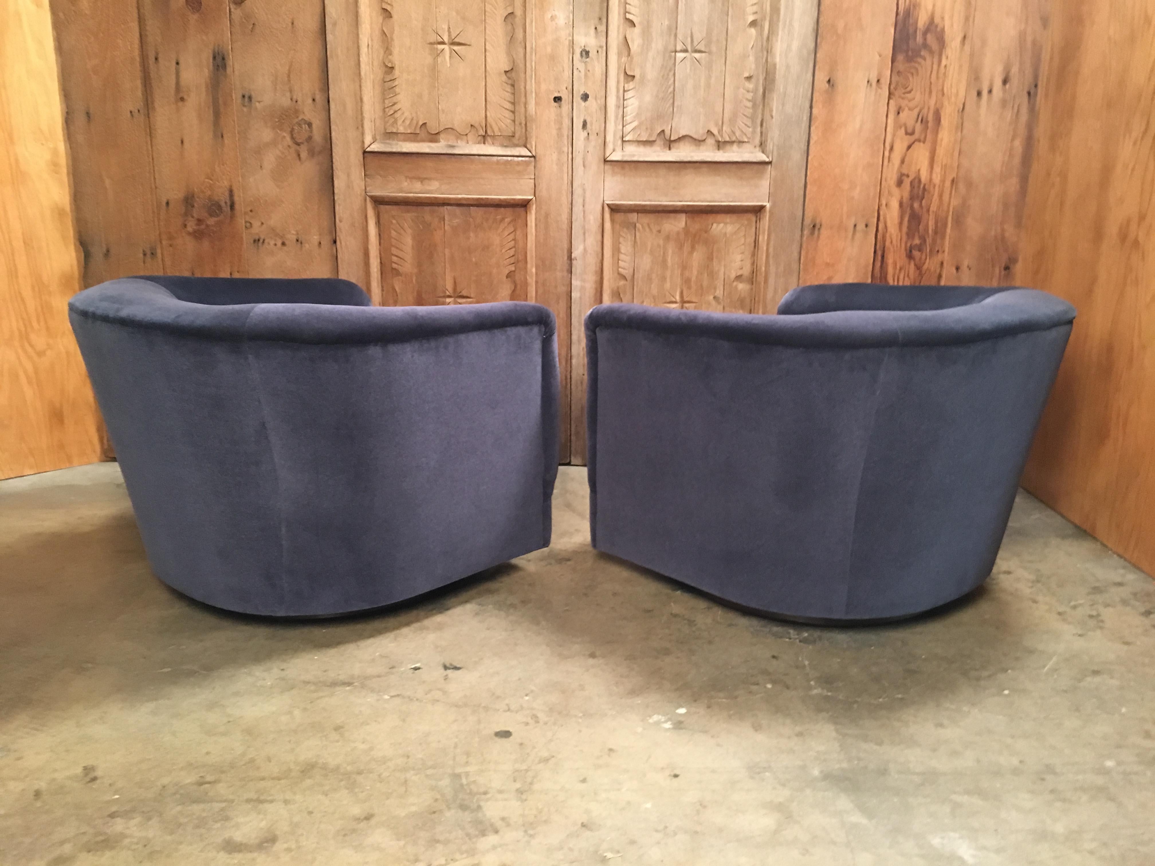 Mid-Century Modern Pair of 1970s Swivel Club Chairs