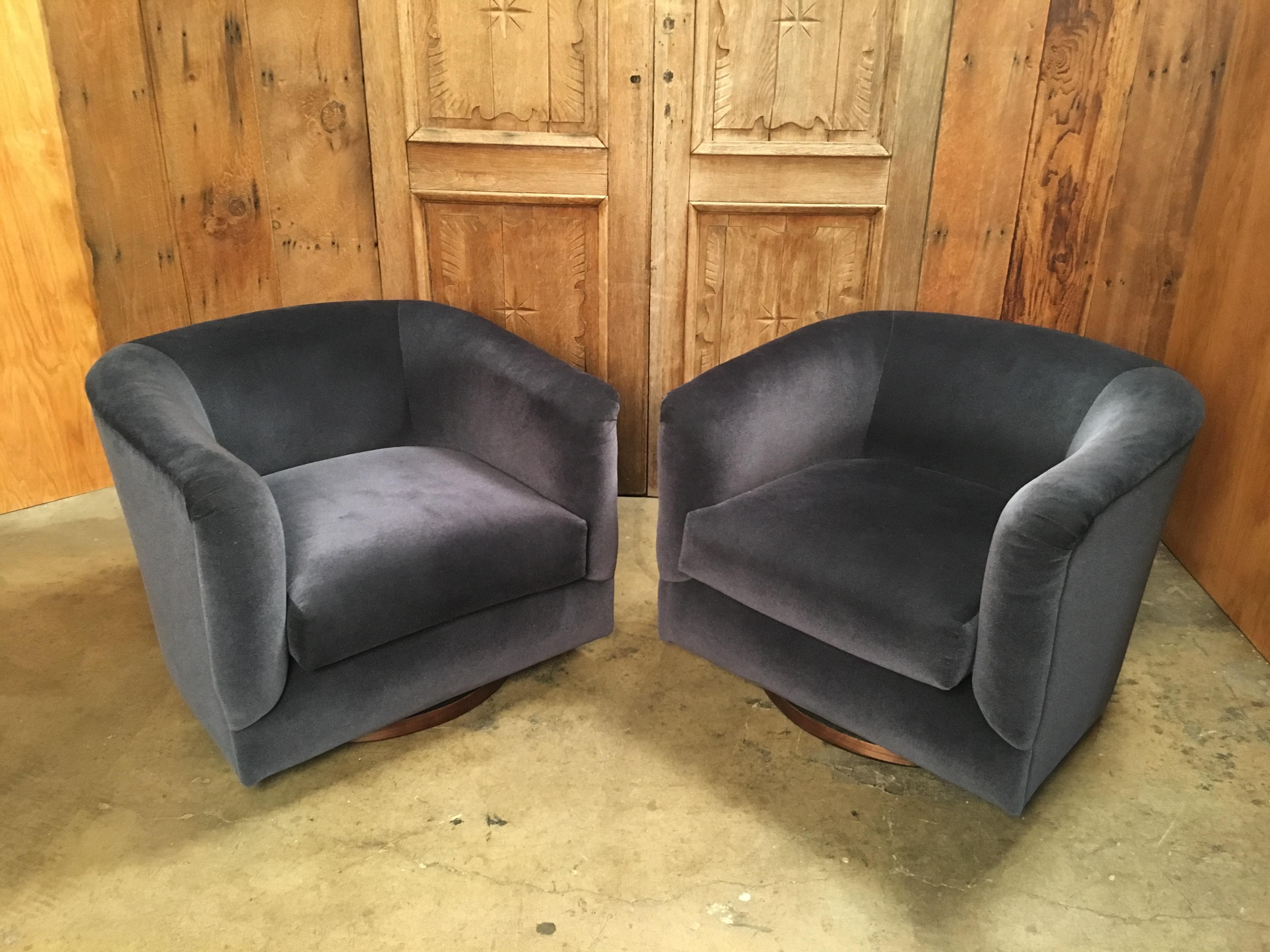 North American Pair of 1970s Swivel Club Chairs