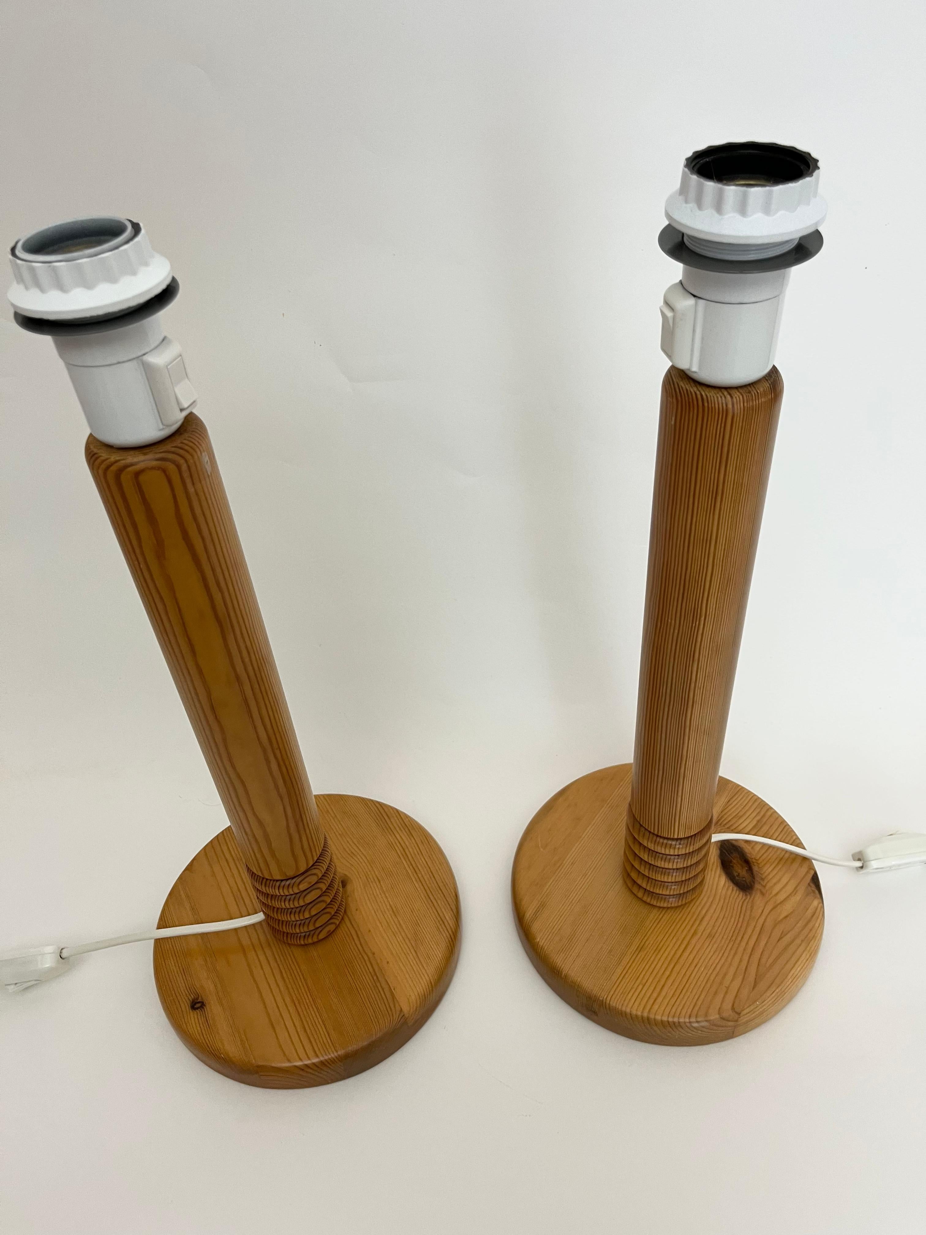 Paire de lampes de table danoises hautes en bois des années 1970 en vente 2