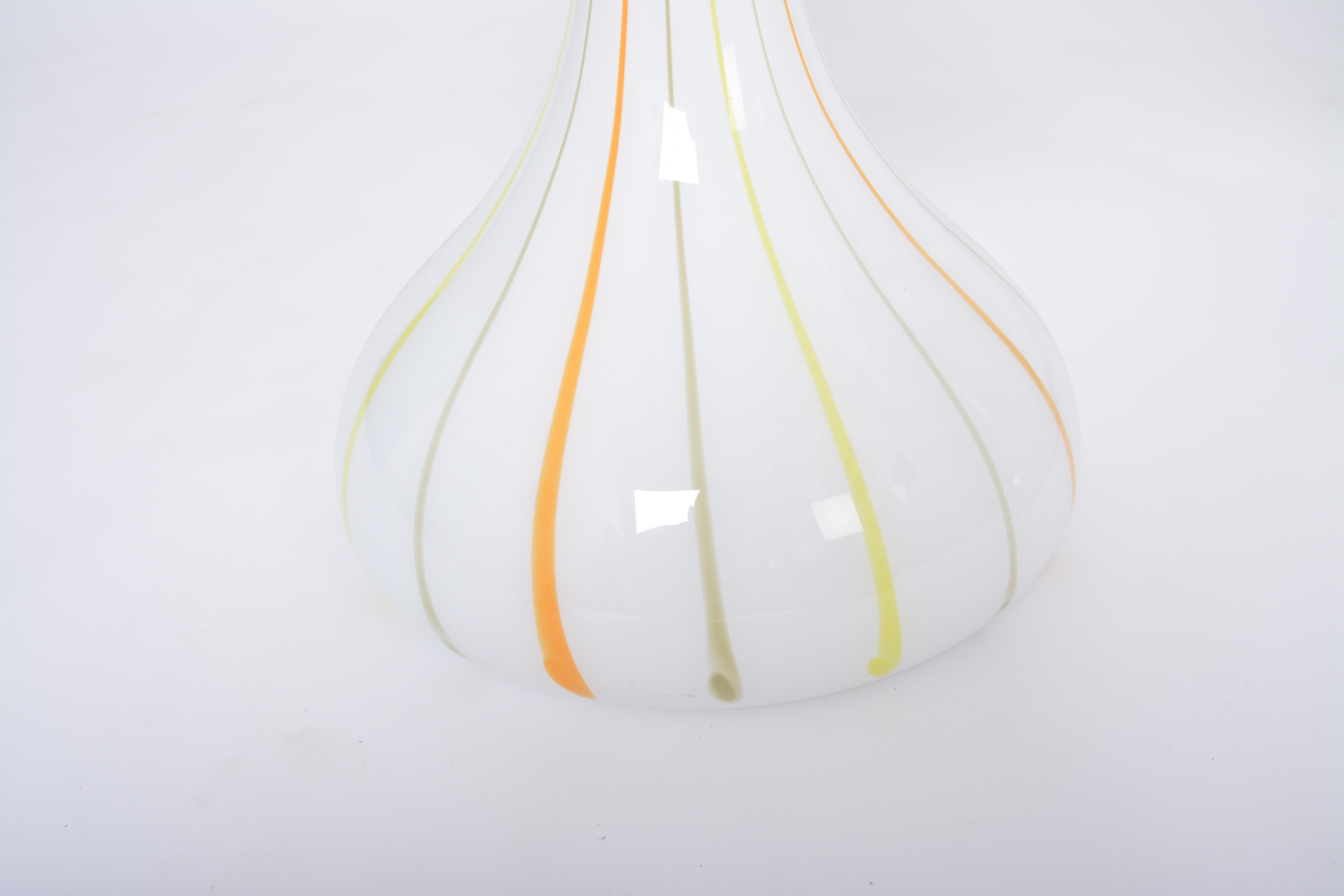 Paire de grandes lampes de bureau en verre blanc des années 1970, modèle 