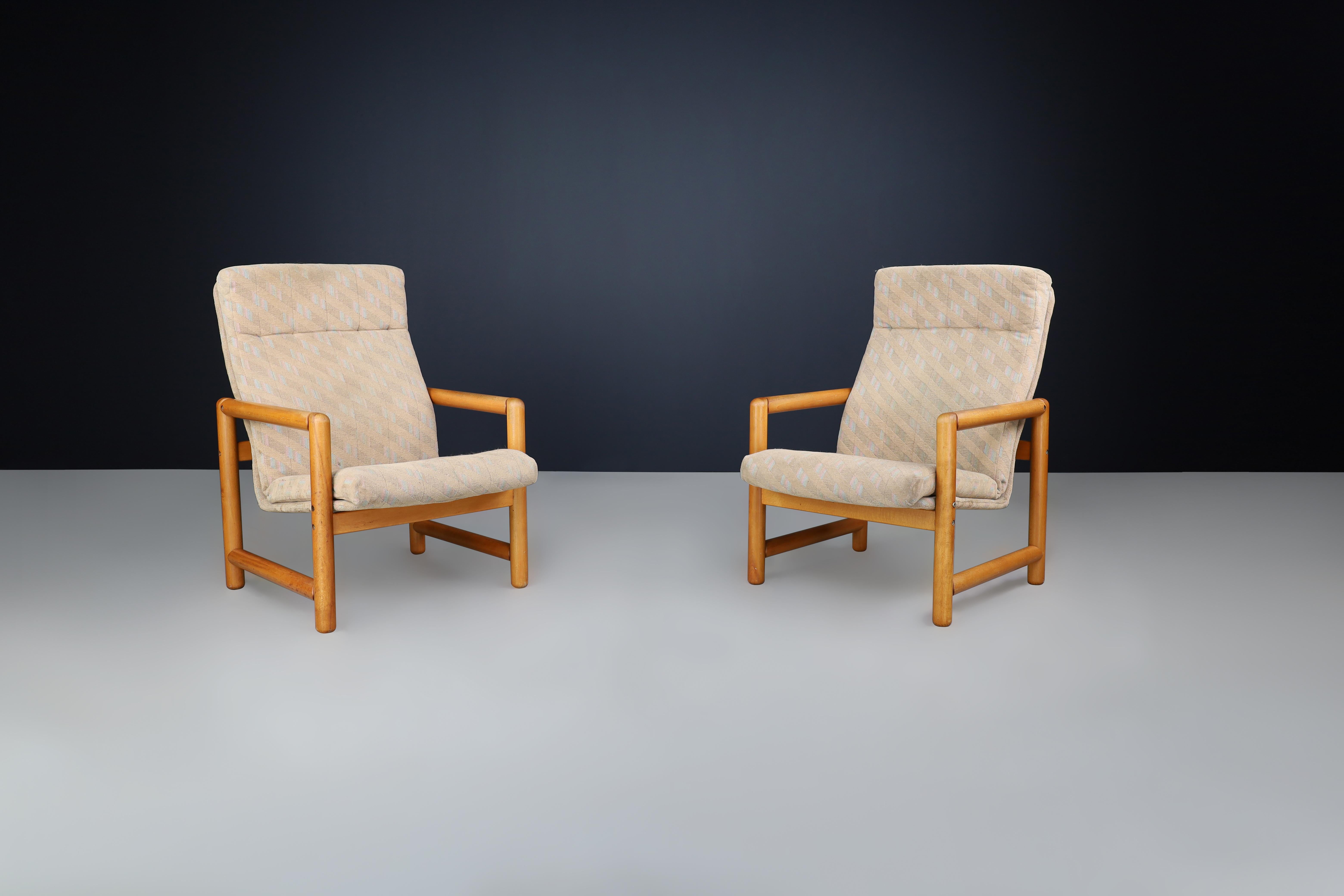 Paire de chaises longues TON en bois de hêtre des années 1970 avec tapisserie d'origine, Tchécoslovaquie
Cette paire de chaises longues accueillantes a été conçue et produite par TON en Tchécoslovaquie dans les années 1970, une période connue pour
