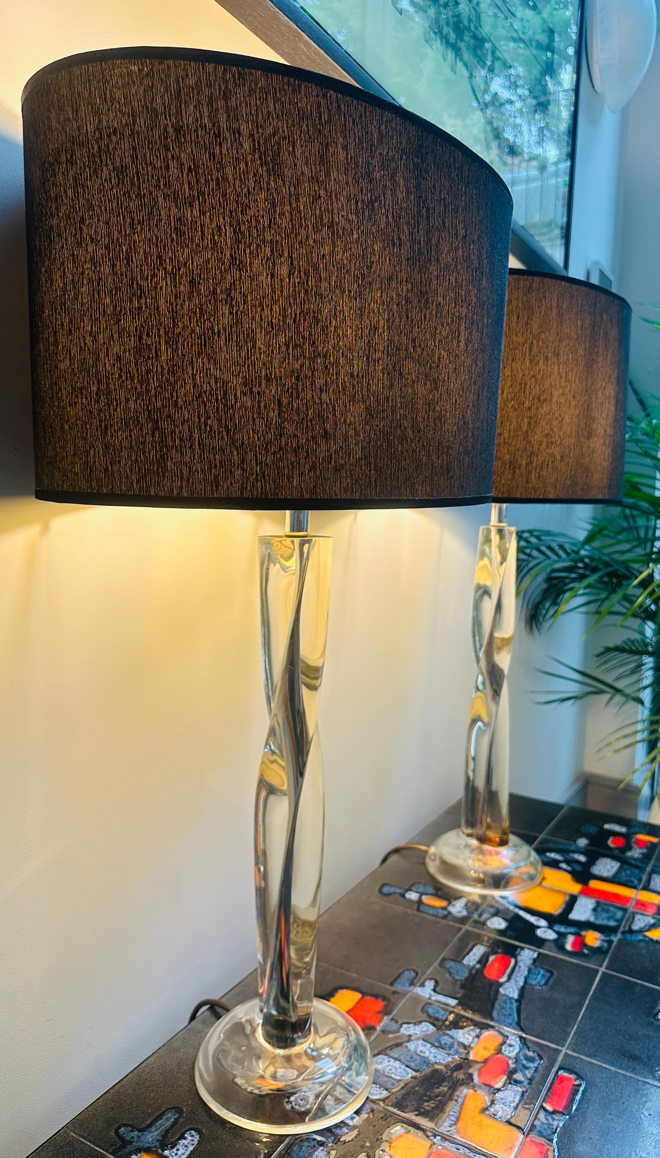 Paire de lampes de bureau vintage à colonne torsadée en acrylique et chrome des années 1970 en vente 3