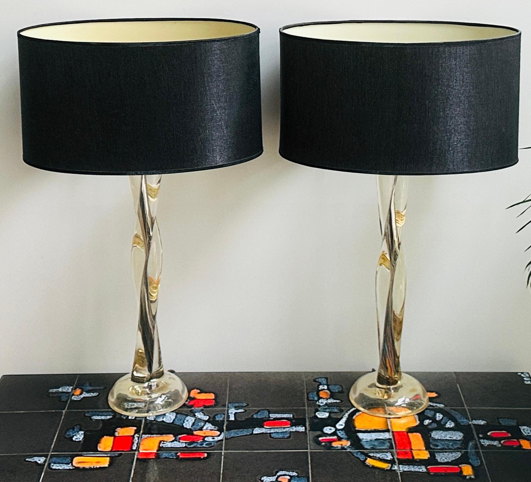 Paire de lampes de bureau vintage à colonne torsadée en acrylique et chrome des années 1970 en vente 4