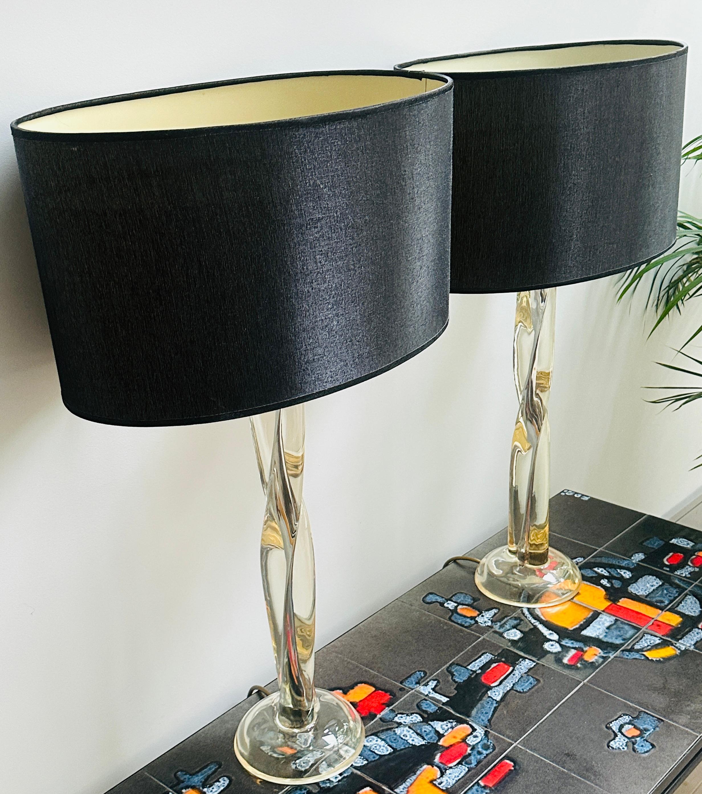 Paire de lampes de bureau vintage à colonne torsadée en acrylique et chrome des années 1970 en vente 5