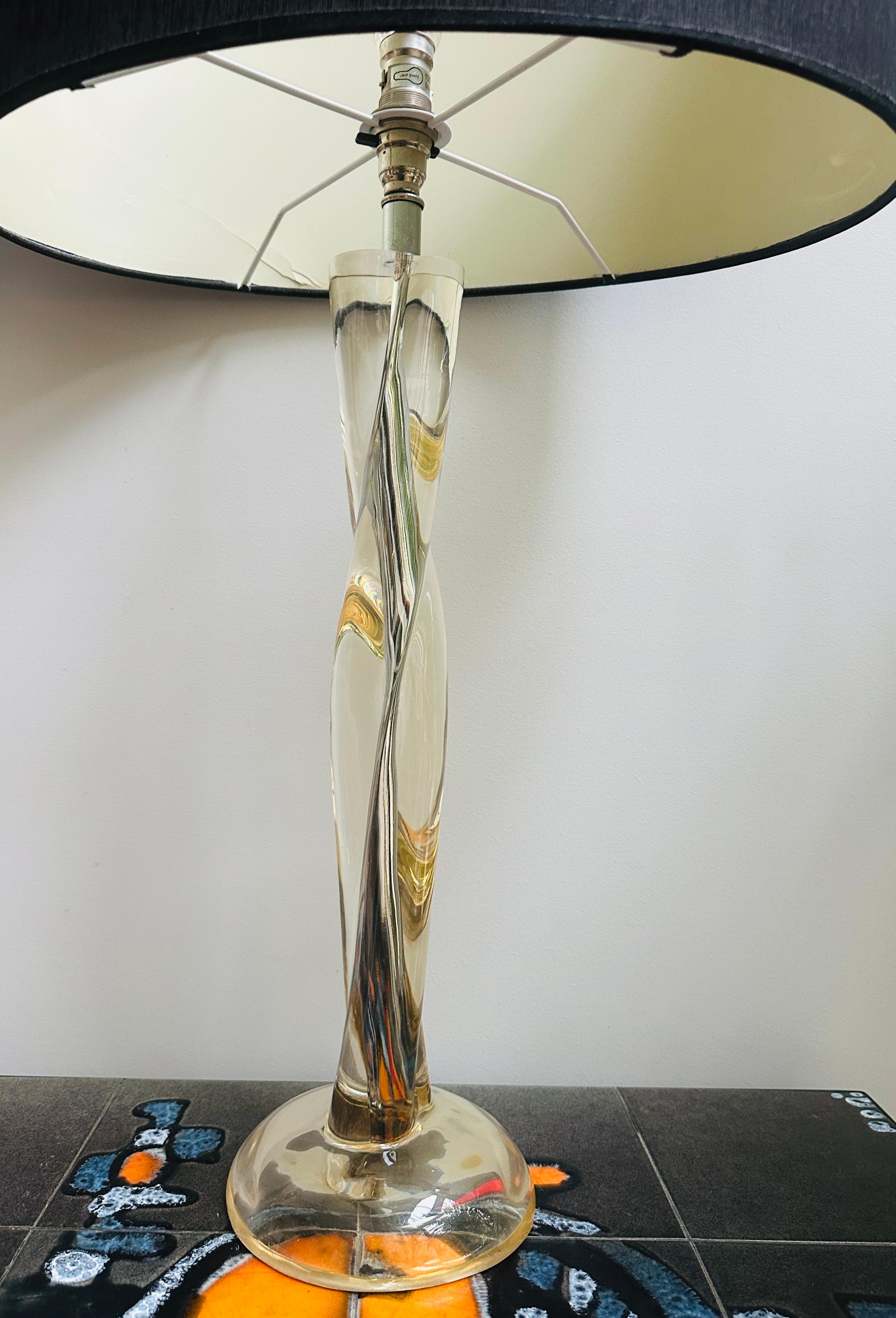 Paire de lampes de bureau vintage à colonne torsadée en acrylique et chrome des années 1970 en vente 6