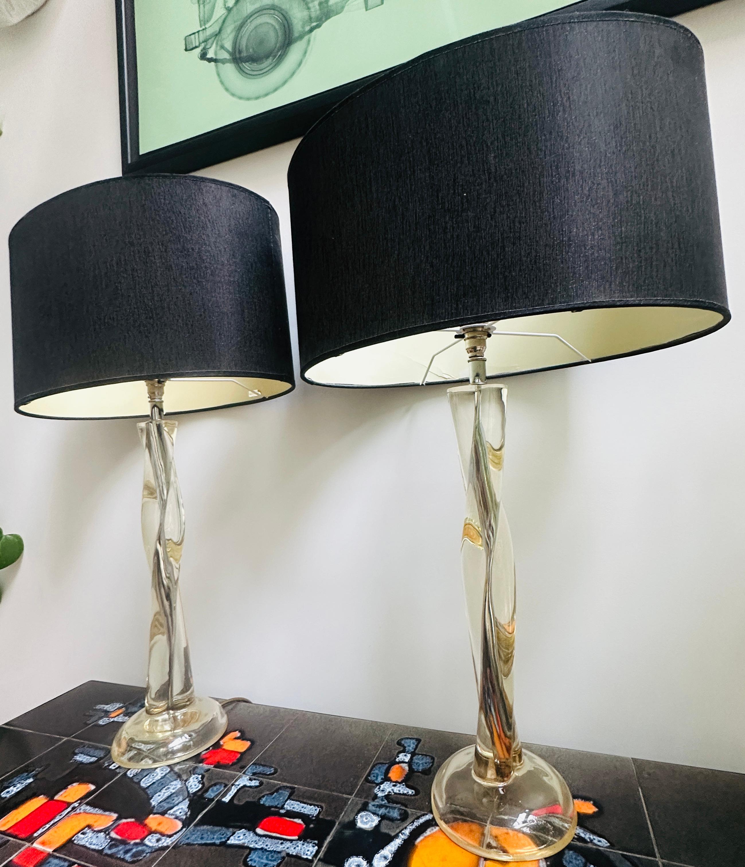 Paire de lampes de bureau vintage à colonne torsadée en acrylique et chrome des années 1970 en vente 8