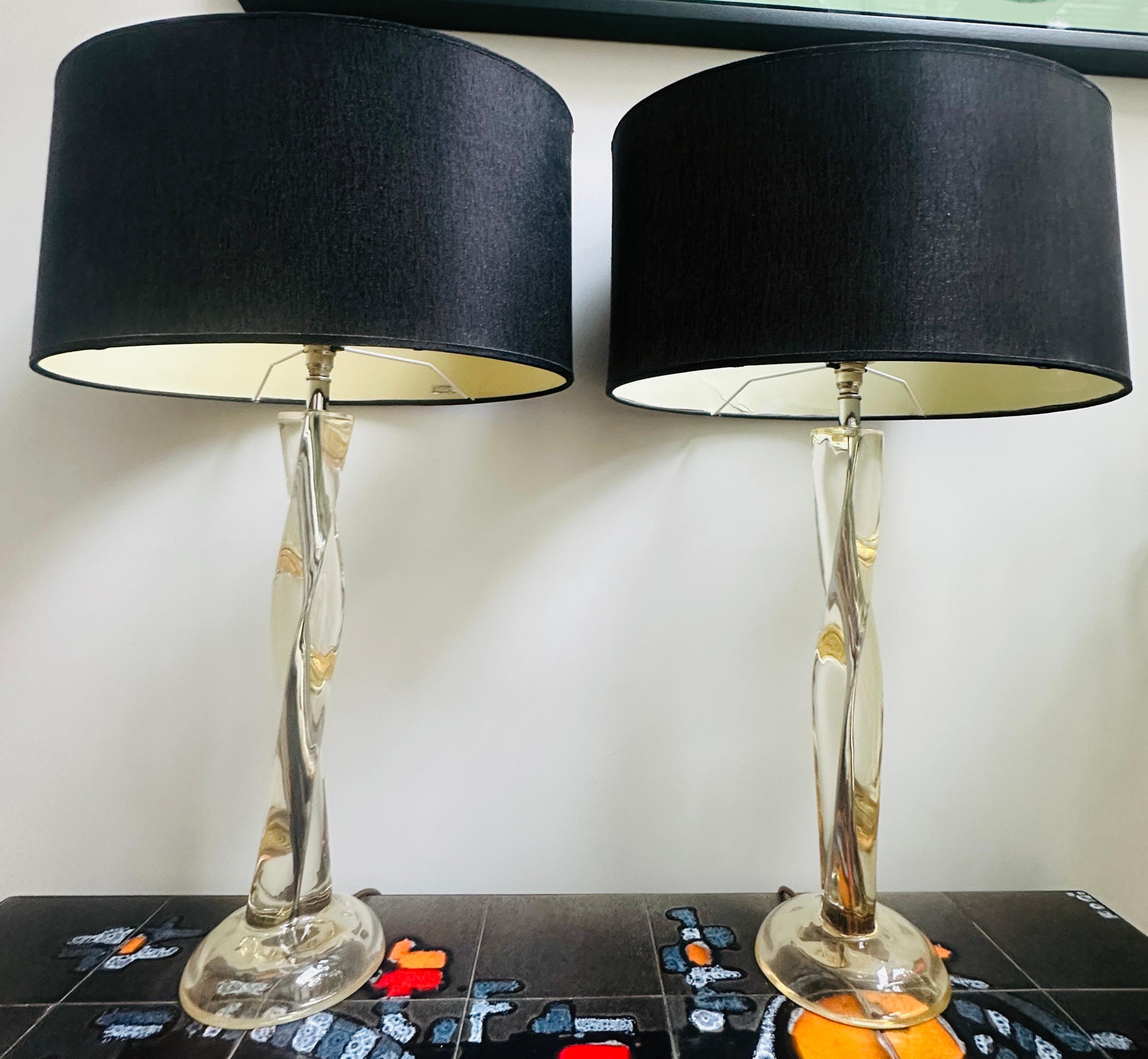 Paire de lampes de bureau vintage à colonne torsadée en acrylique et chrome des années 1970 en vente 9