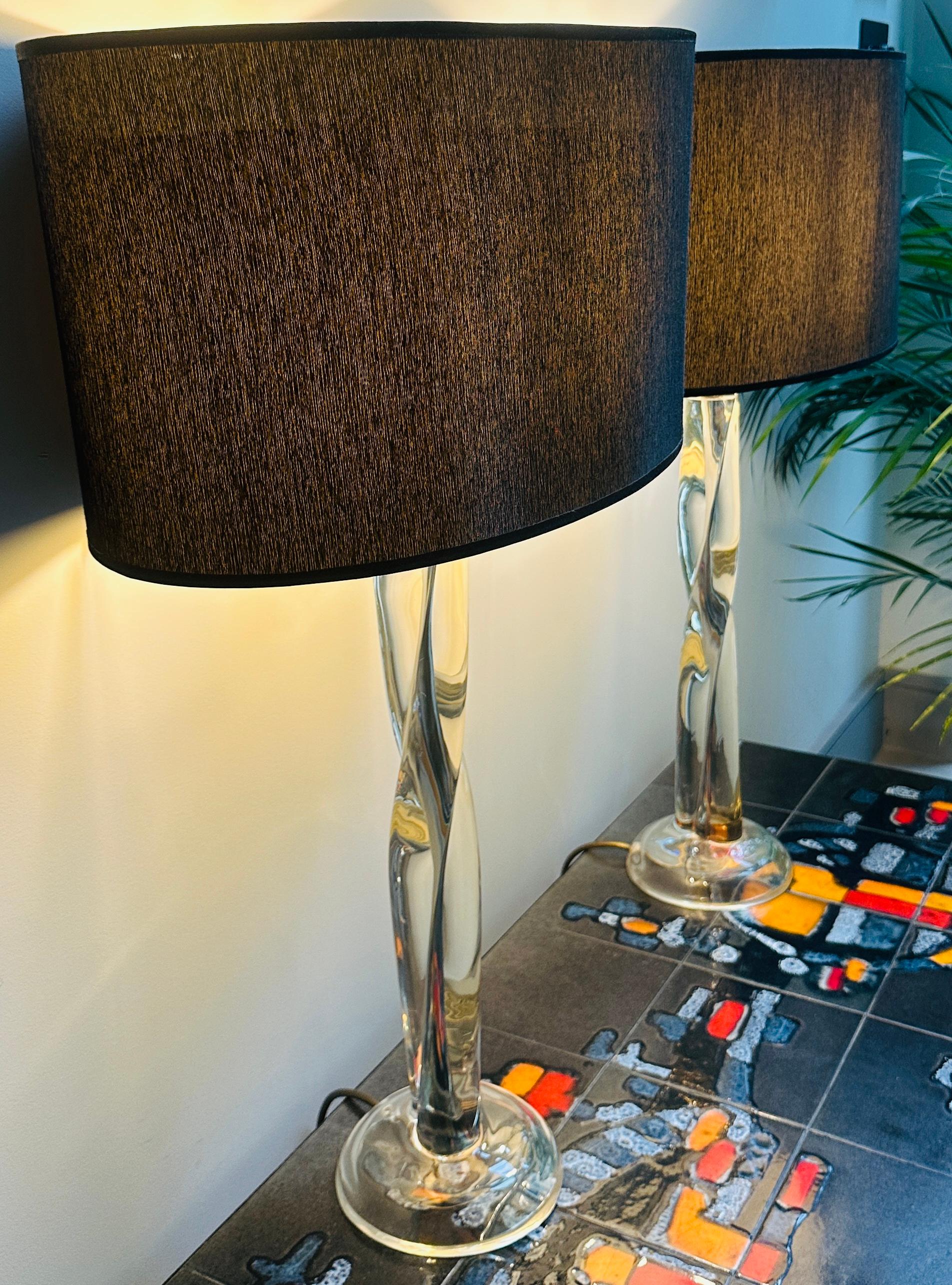 Paire de lampes de bureau vintage à colonne torsadée en acrylique et chrome des années 1970 en vente 2