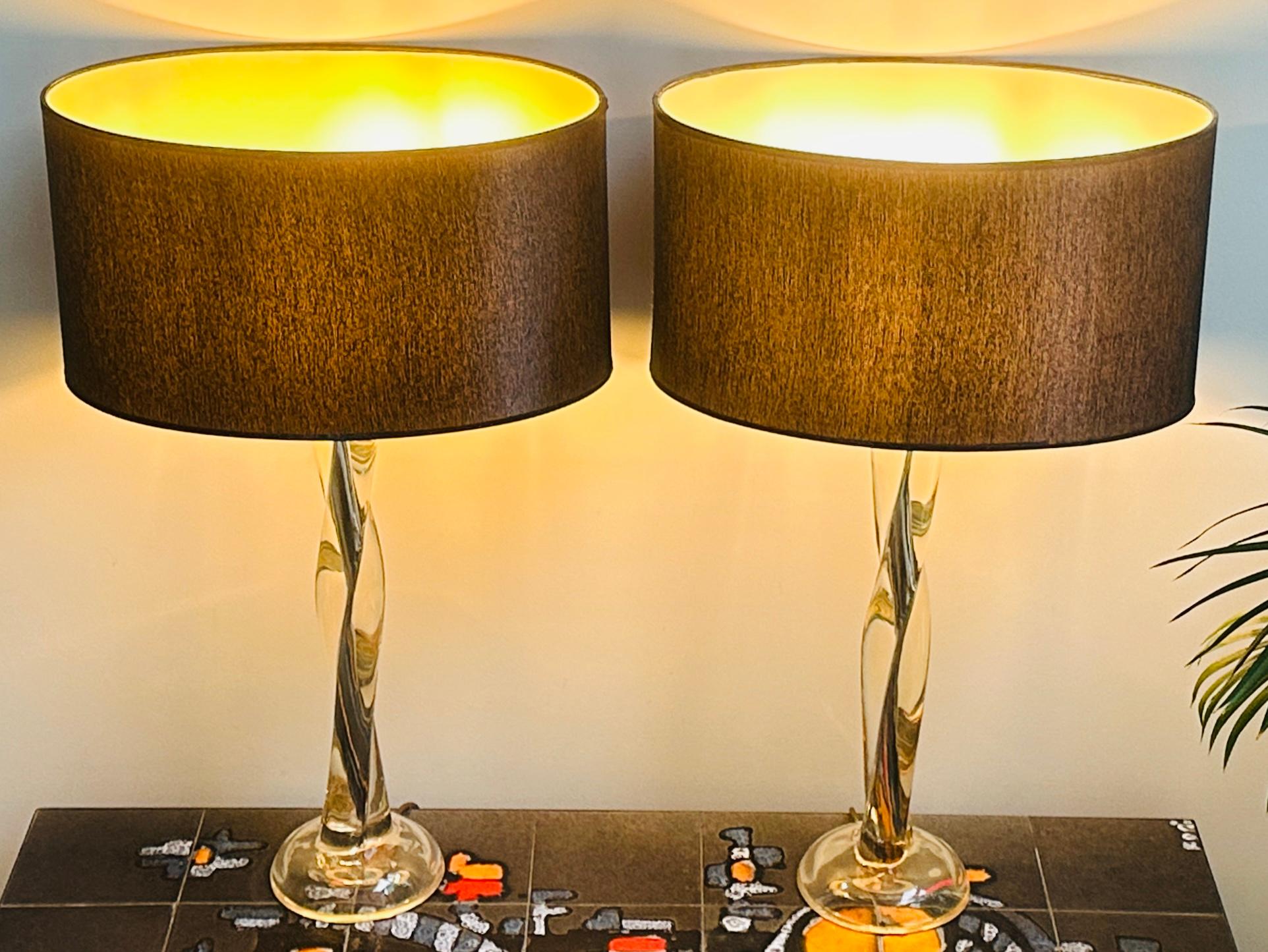 Américain Paire de lampes de bureau vintage à colonne torsadée en acrylique et chrome des années 1970 en vente