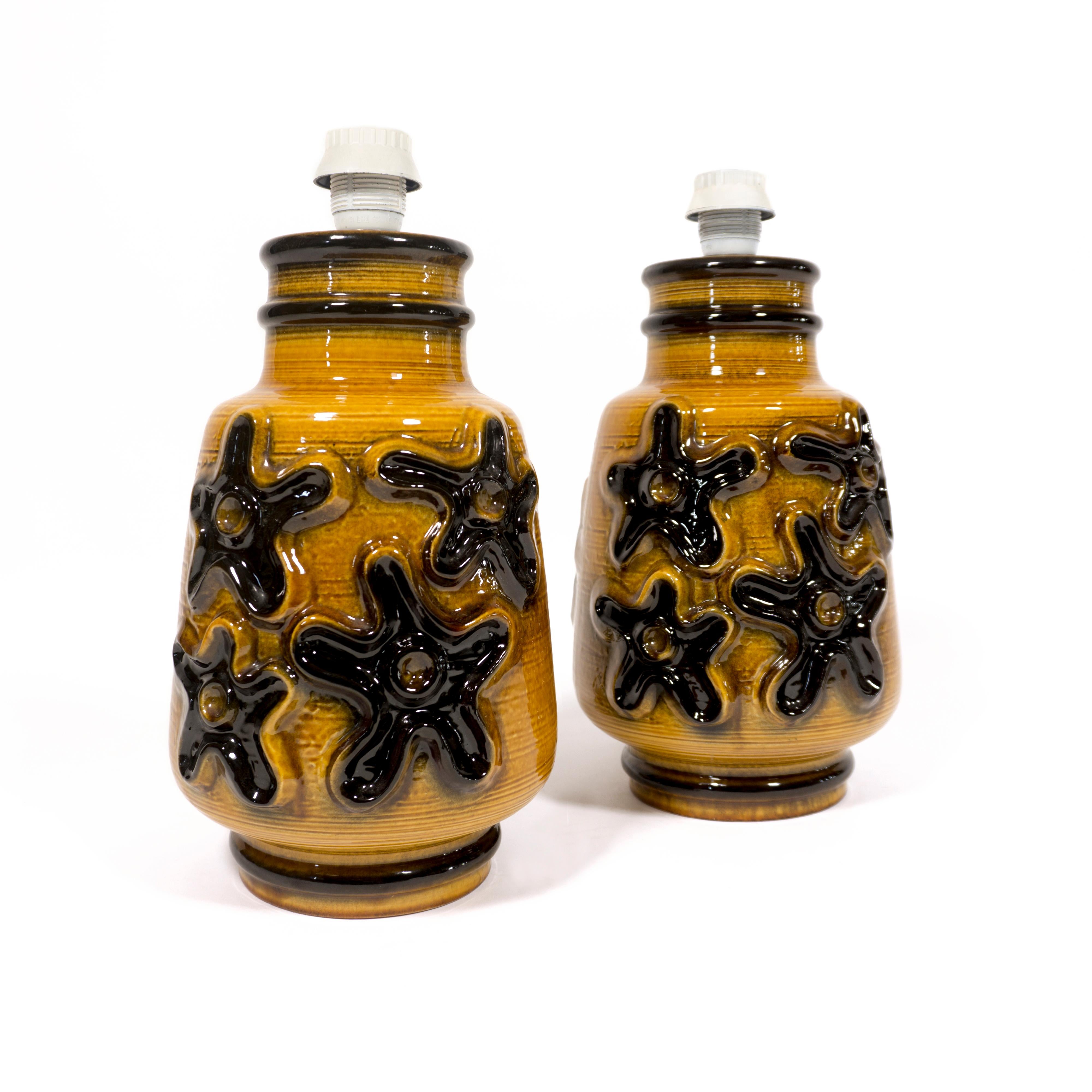 Precioso conjunto WGP formado por dos lámparas de sobremesa de Carstens Tönnieshof de la década de 1970, con base de cerámica y diseño típico de la época.
Con su diseño floral y su superficie y esmalte cerámicos brillantes, estas dos lámparas