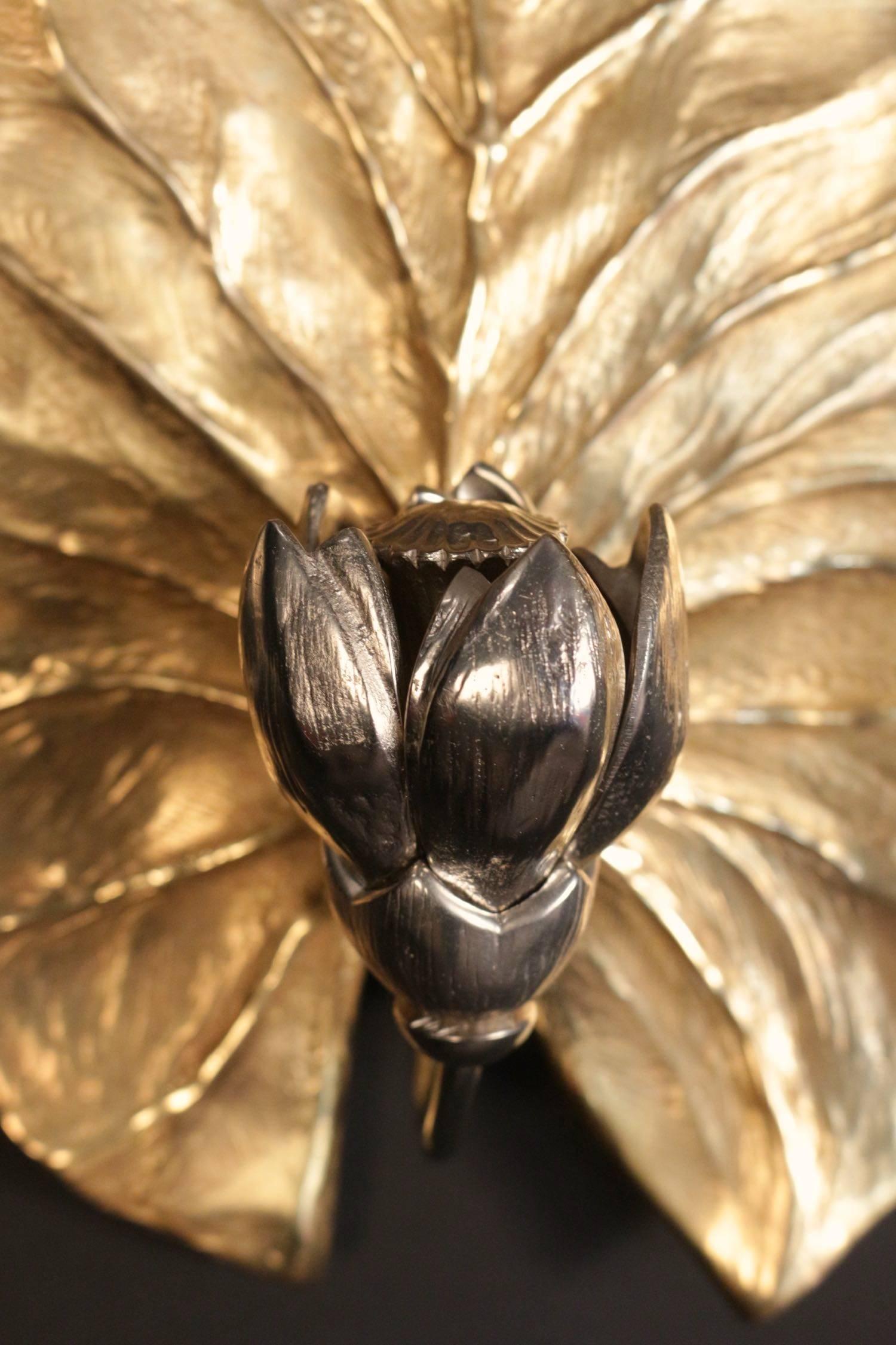 Referenced on the catalog.
Composed of a water lily leaf in gilded bronze signed C Charles on the back serving as a wall support. On the front a water lily flower in silvered bronze enriches the decor.
Two arms in silvered bronze located on both