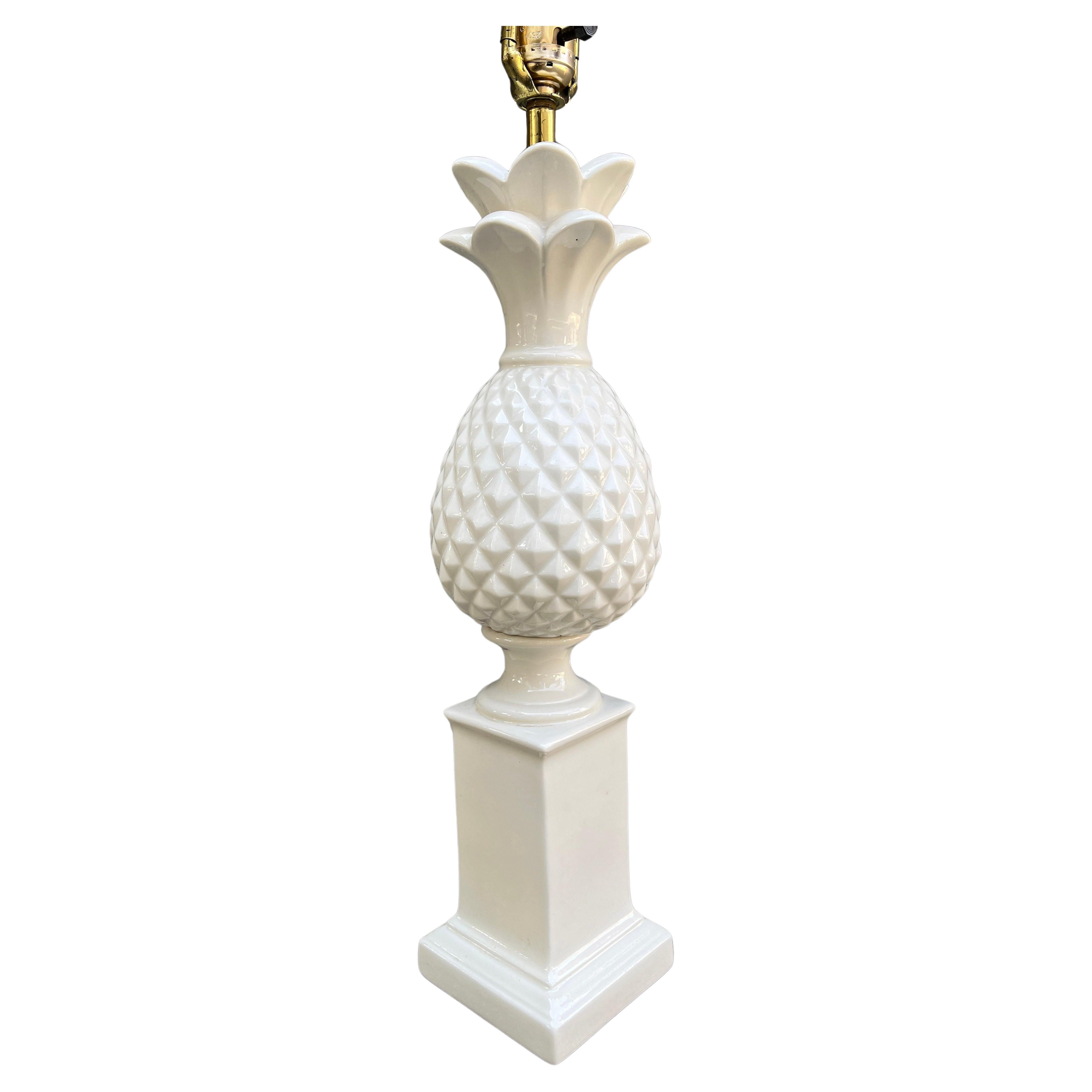Une lampe de table décorative classique et emblématique en forme d'ananas. Fabriqué en Italie dans les années 70 en céramique émaillée blanc tendre. 