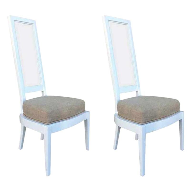 Paire de chaises de salle à manger des années 1970 en laque blanche et lucite beige