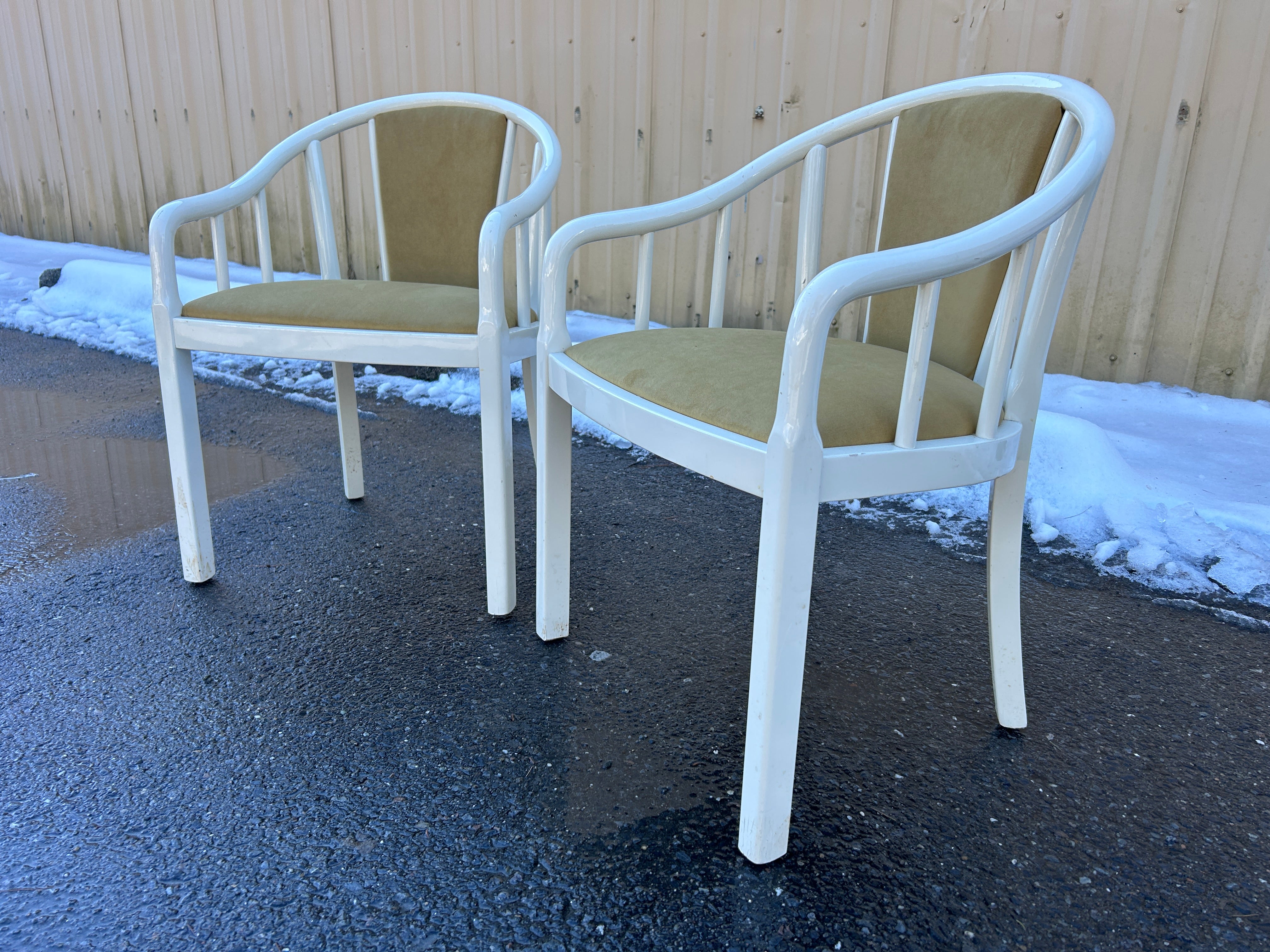 Zwei postmoderne, hochglänzende, weiß lackierte Sessel mit gebogener Rückenlehne aus den 1970er Jahren, hergestellt in Italien, Polsterung aus goldenem Wildleder. 