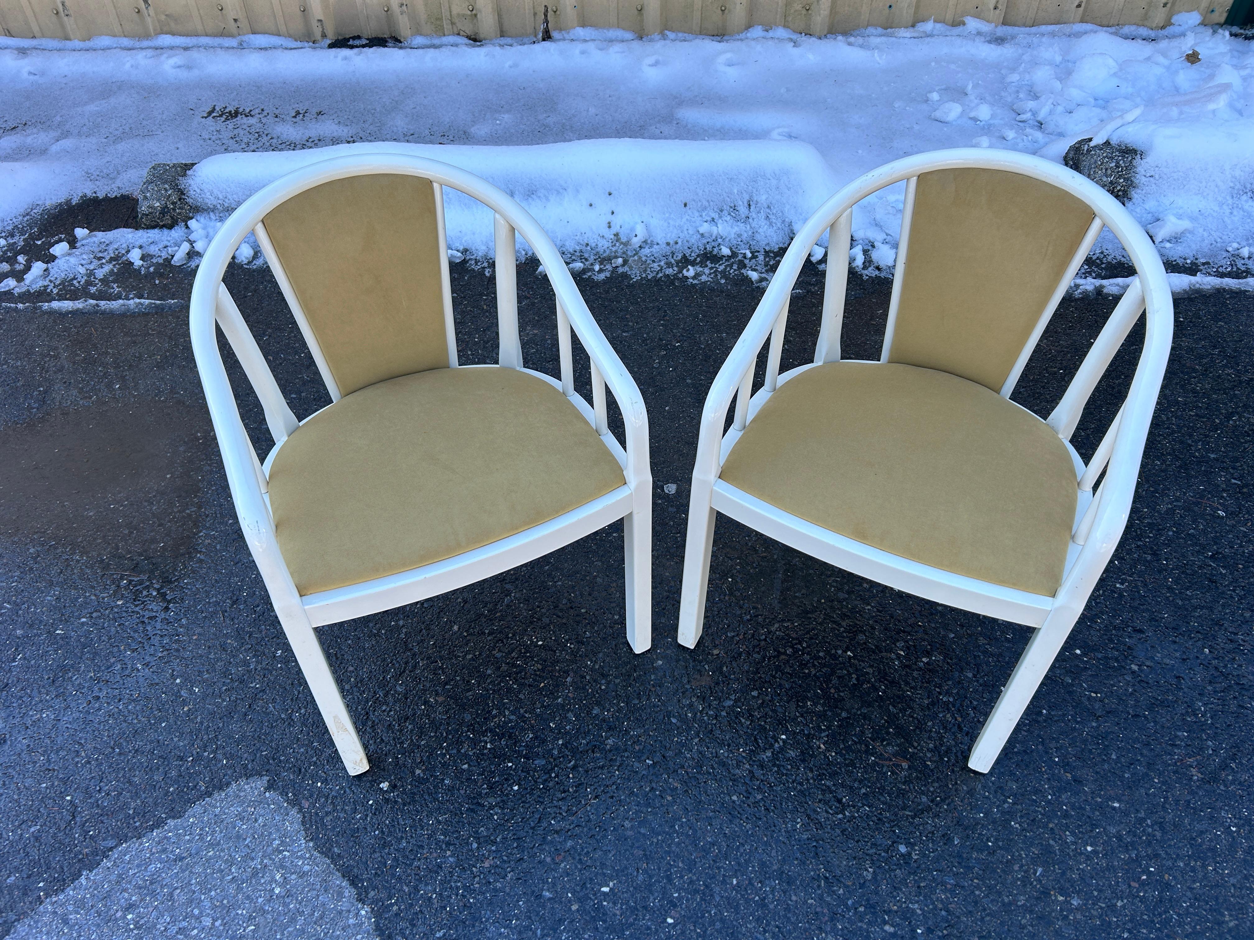 Post-Modern Pair of 1970s white lacquer curved back armchairs made in Italy  For Sale