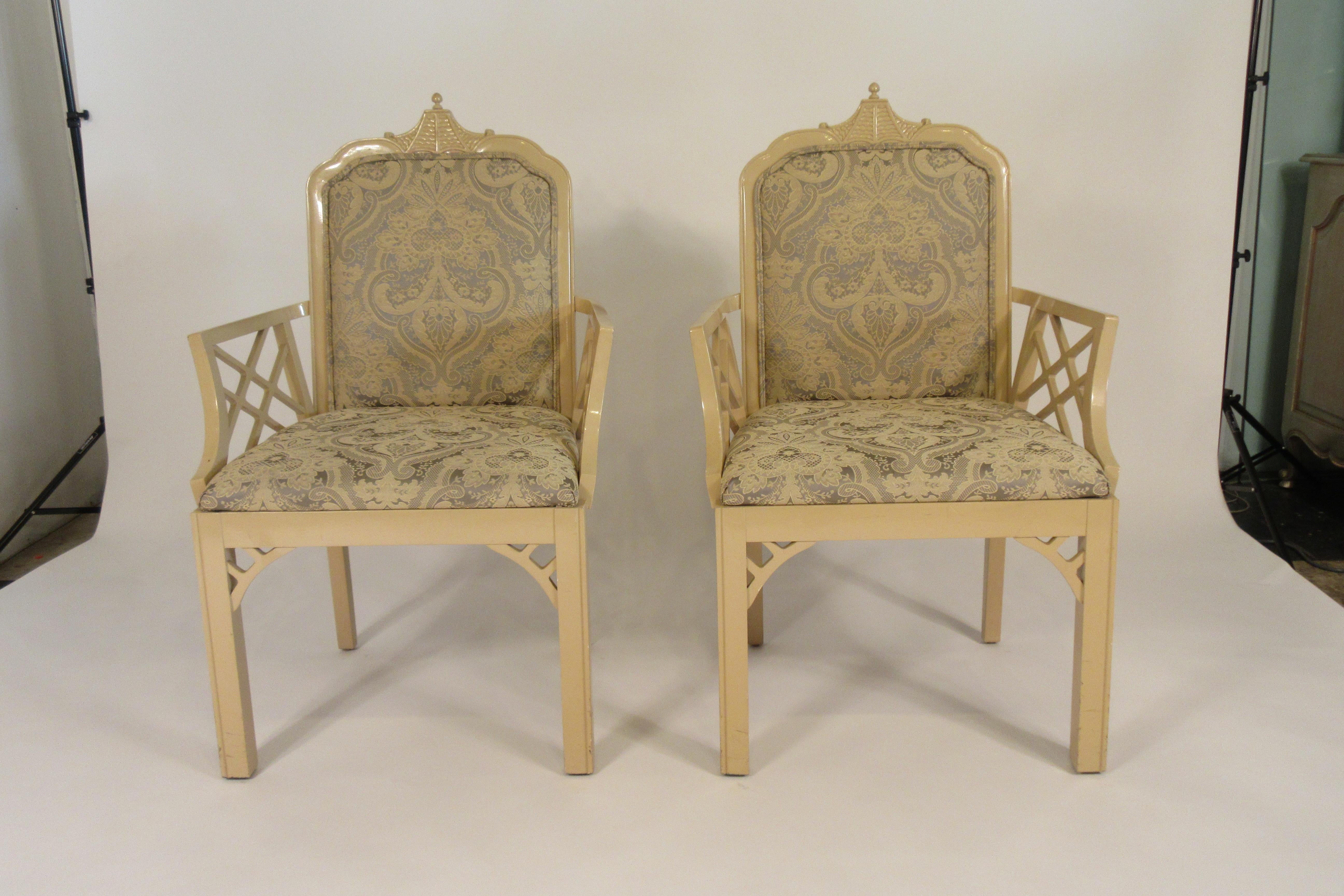 Paire de fauteuils pagodes des années 1970.