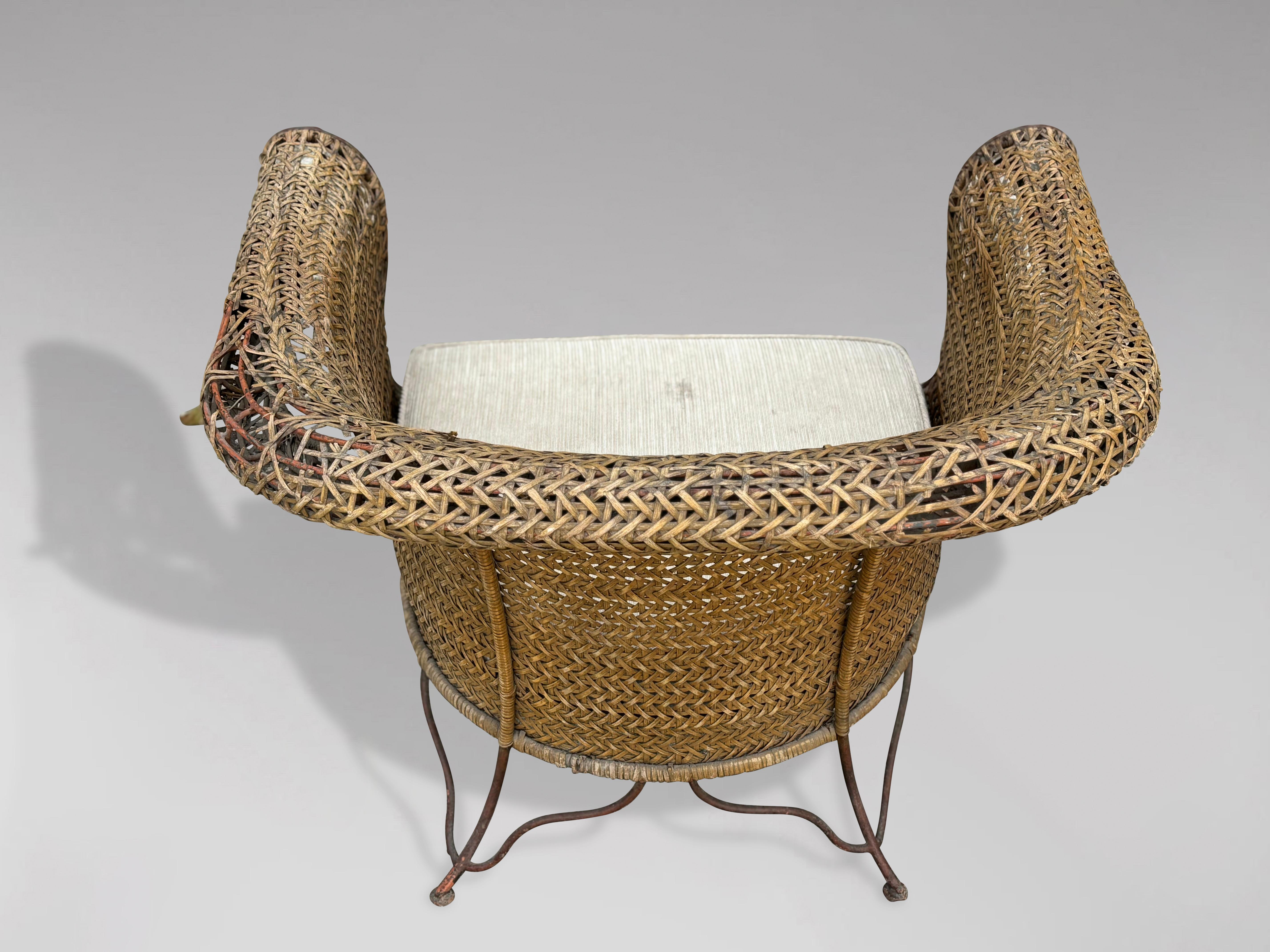 Paire de fauteuils de salon en rotin tressé des années 1970 en vente 5