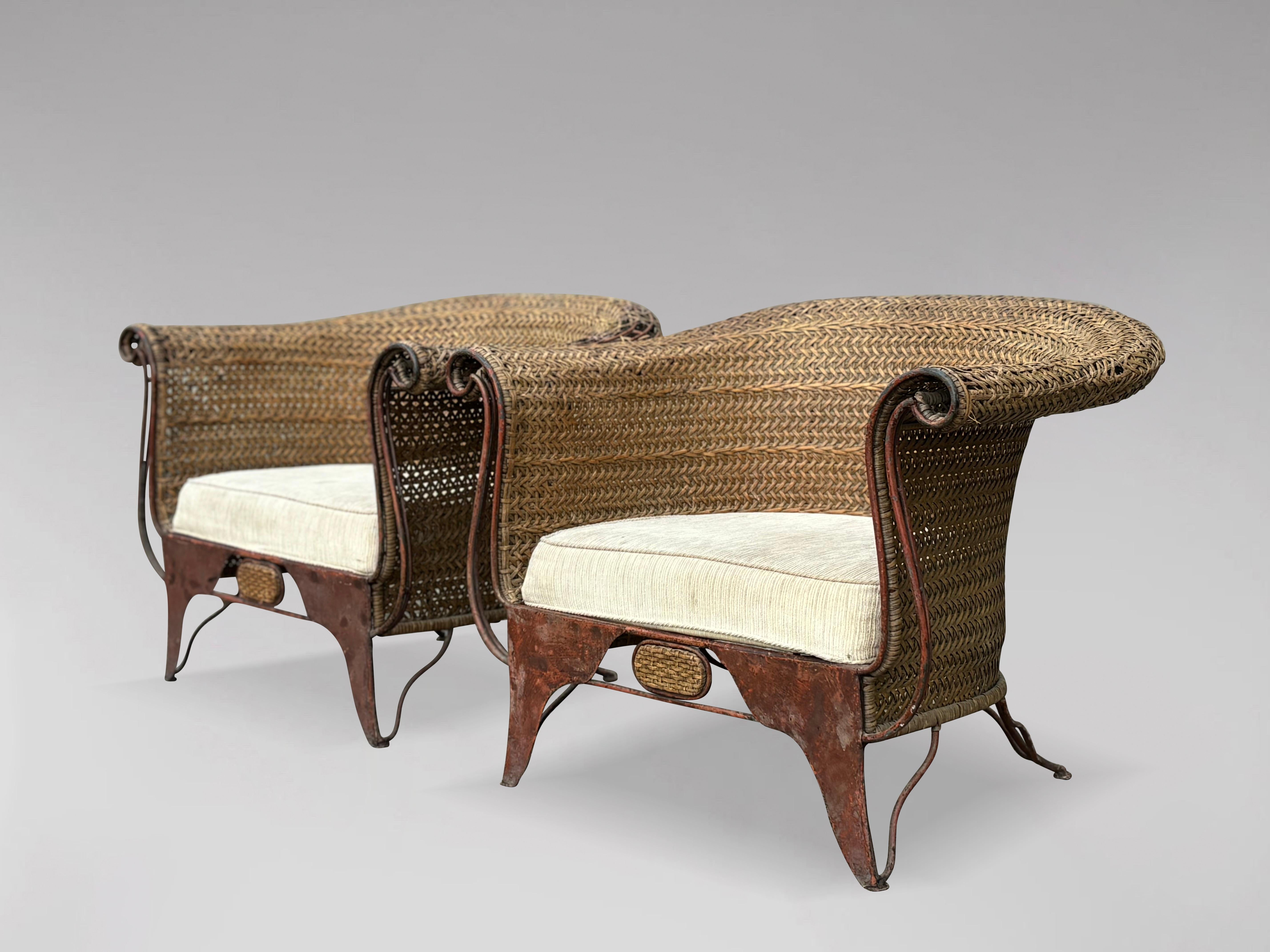 Paire de fauteuils de salon en rotin tressé des années 1970 en vente 8