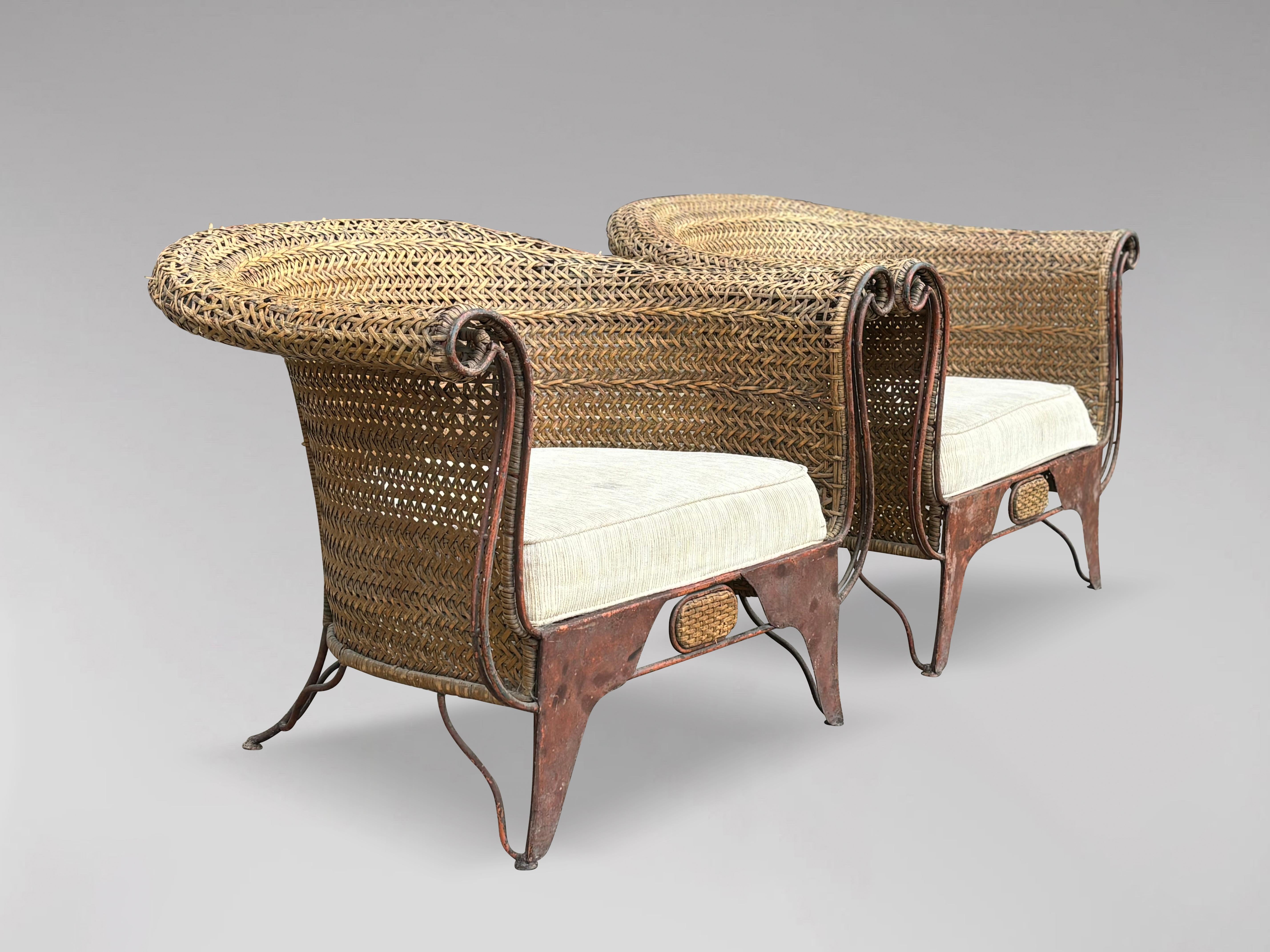 Magnifique paire de fauteuils de salon décoratifs indonésiens surdimensionnés des années 1970, en rotin tressé recouvrant une structure métallique. La grande structure au design Elegne met en valeur un élégant motif géométrique à chevrons. Ces