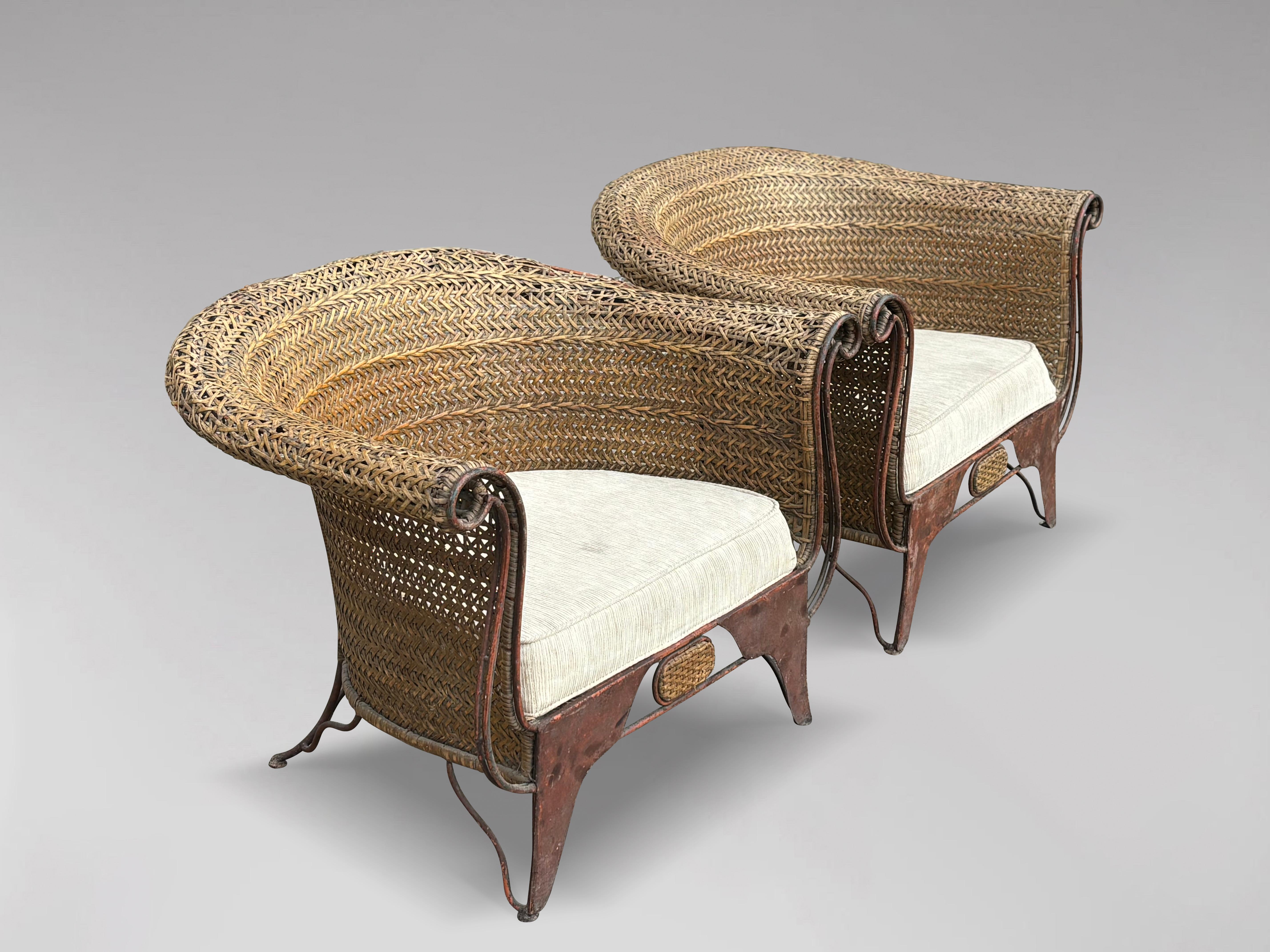Indonésien Paire de fauteuils de salon en rotin tressé des années 1970 en vente