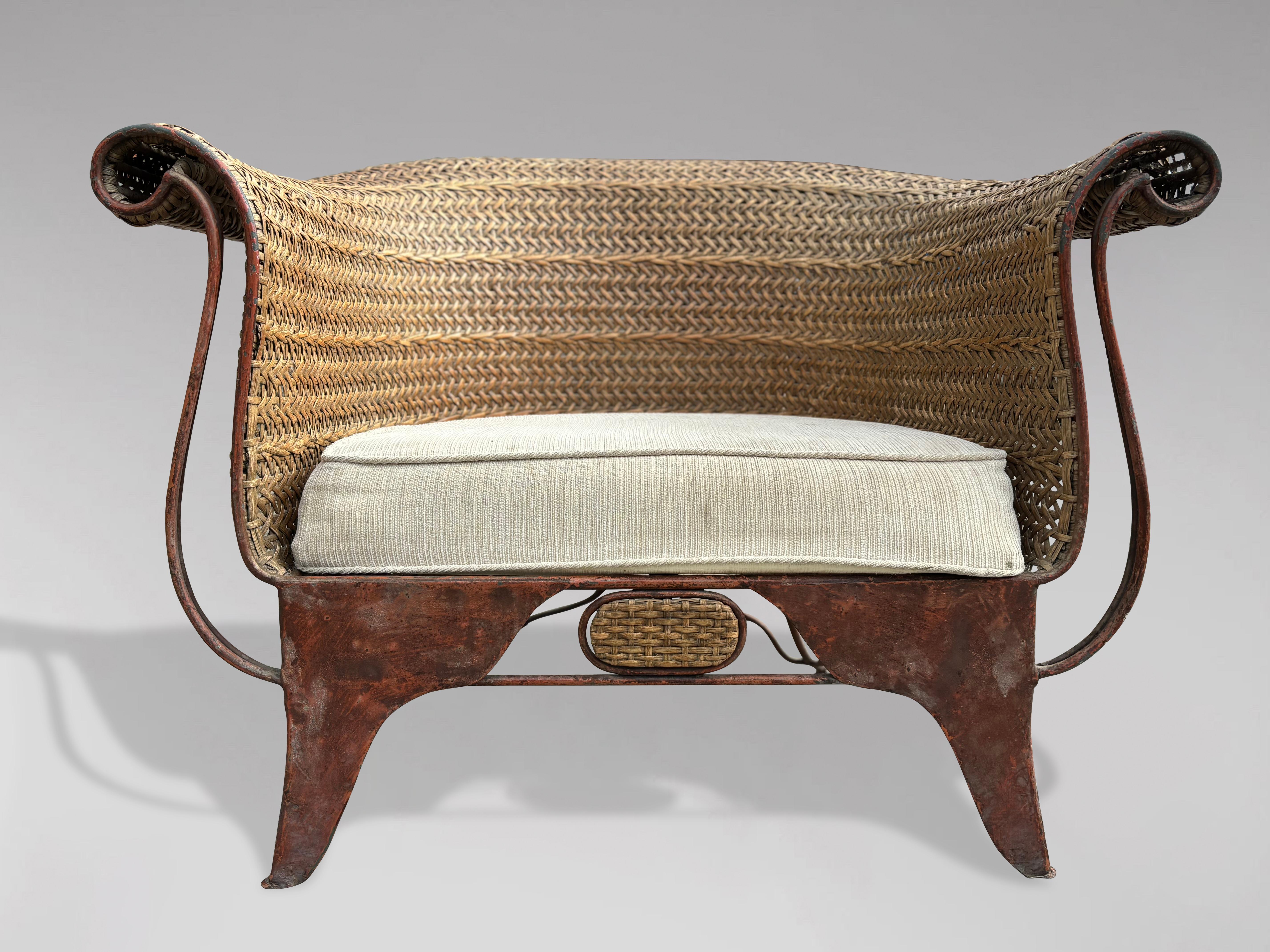 Paire de fauteuils de salon en rotin tressé des années 1970 État moyen - En vente à Petworth,West Sussex, GB