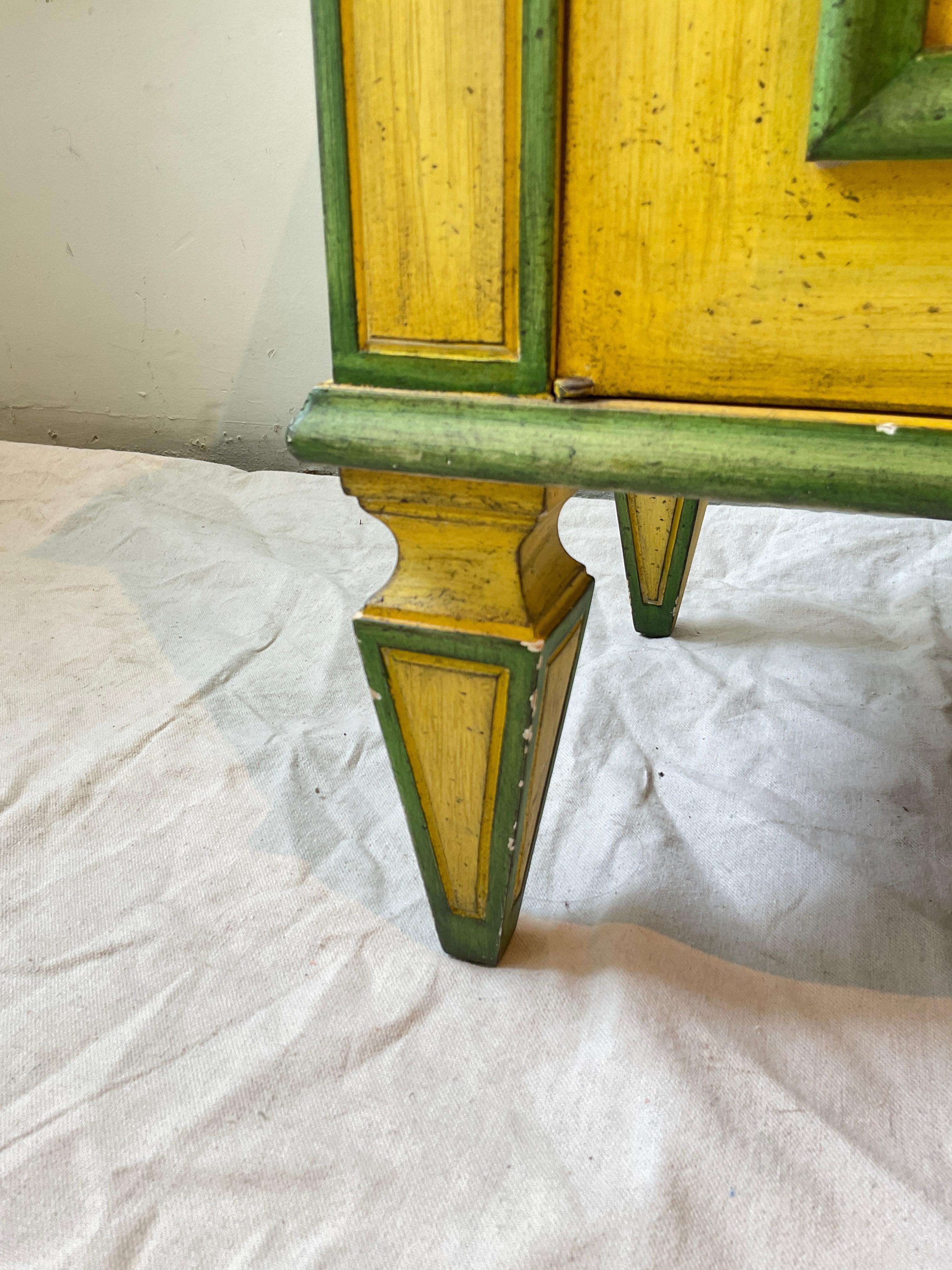 Paire d'armoires/consoles de style Regency des années 1970, jaunes et vertes, fabriquées sur mesure en vente 6