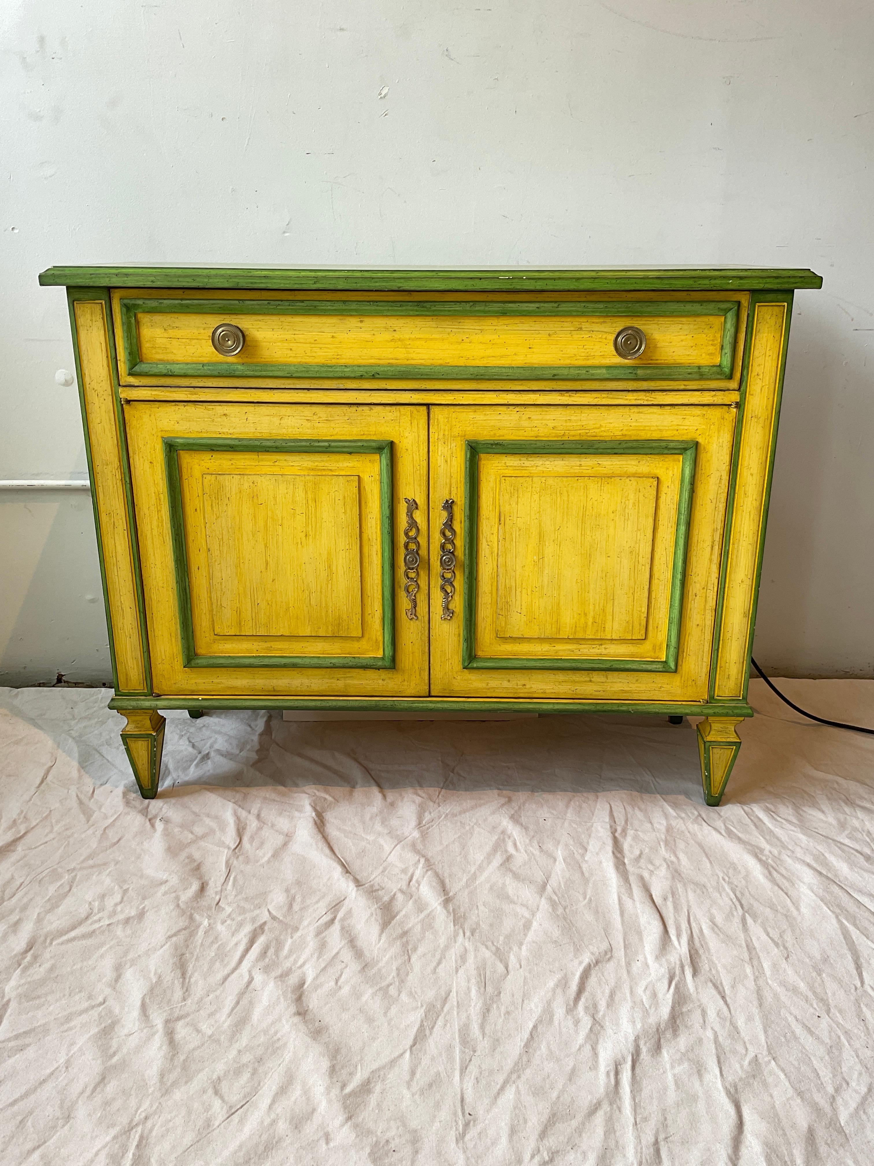 Paire d'armoires/consoles de style Regency fabriquées sur mesure dans les années 1970. Il serait également parfait laqué dans une couleur unie.