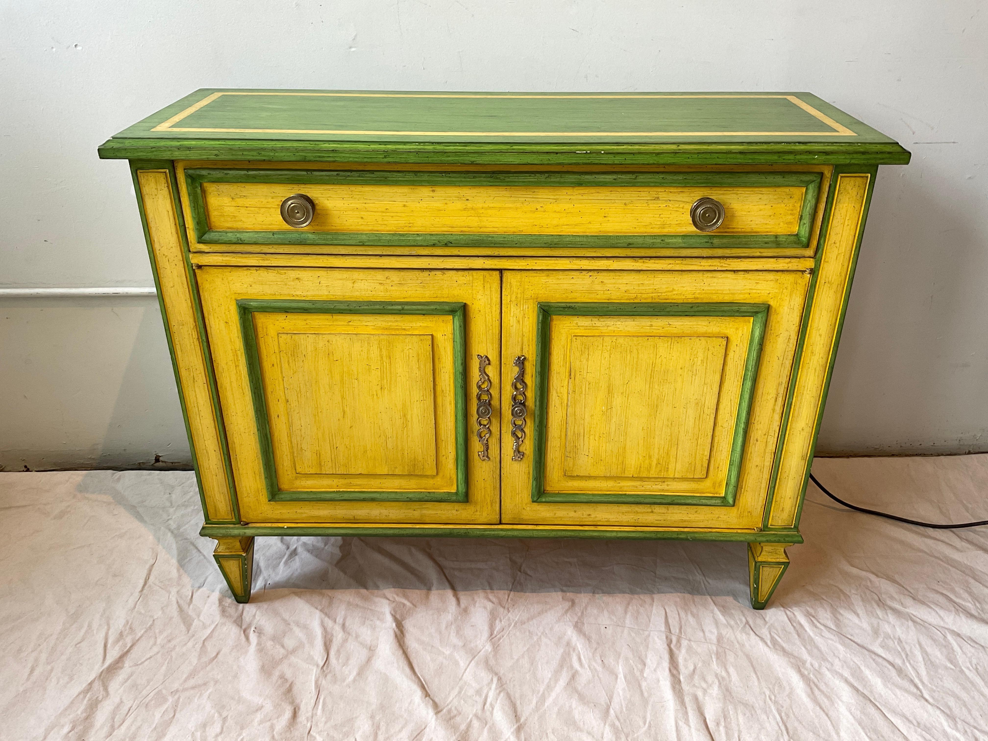 Paire d'armoires/consoles de style Regency des années 1970, jaunes et vertes, fabriquées sur mesure Bon état - En vente à Tarrytown, NY