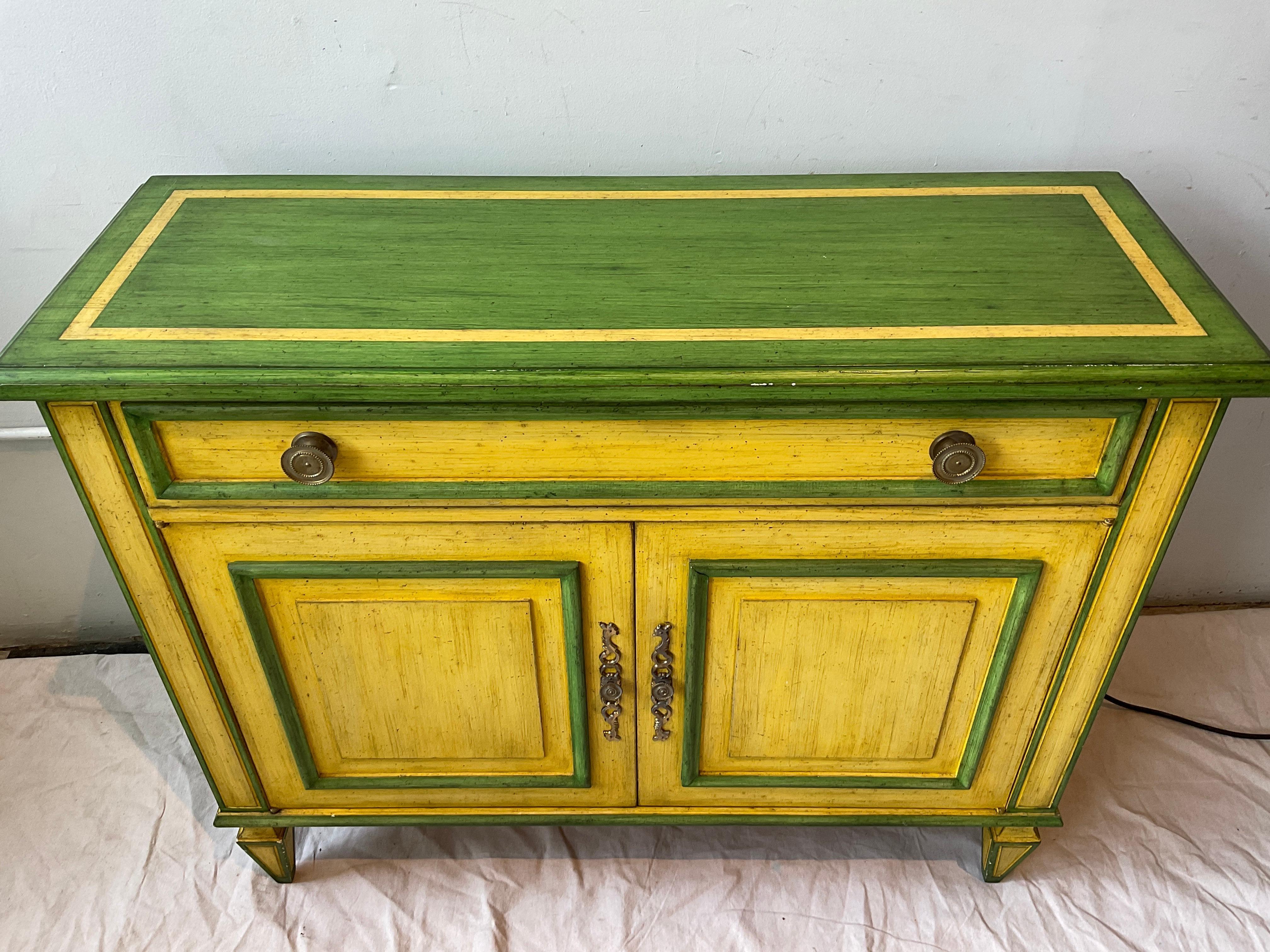 Fin du 20e siècle Paire d'armoires/consoles de style Regency des années 1970, jaunes et vertes, fabriquées sur mesure en vente