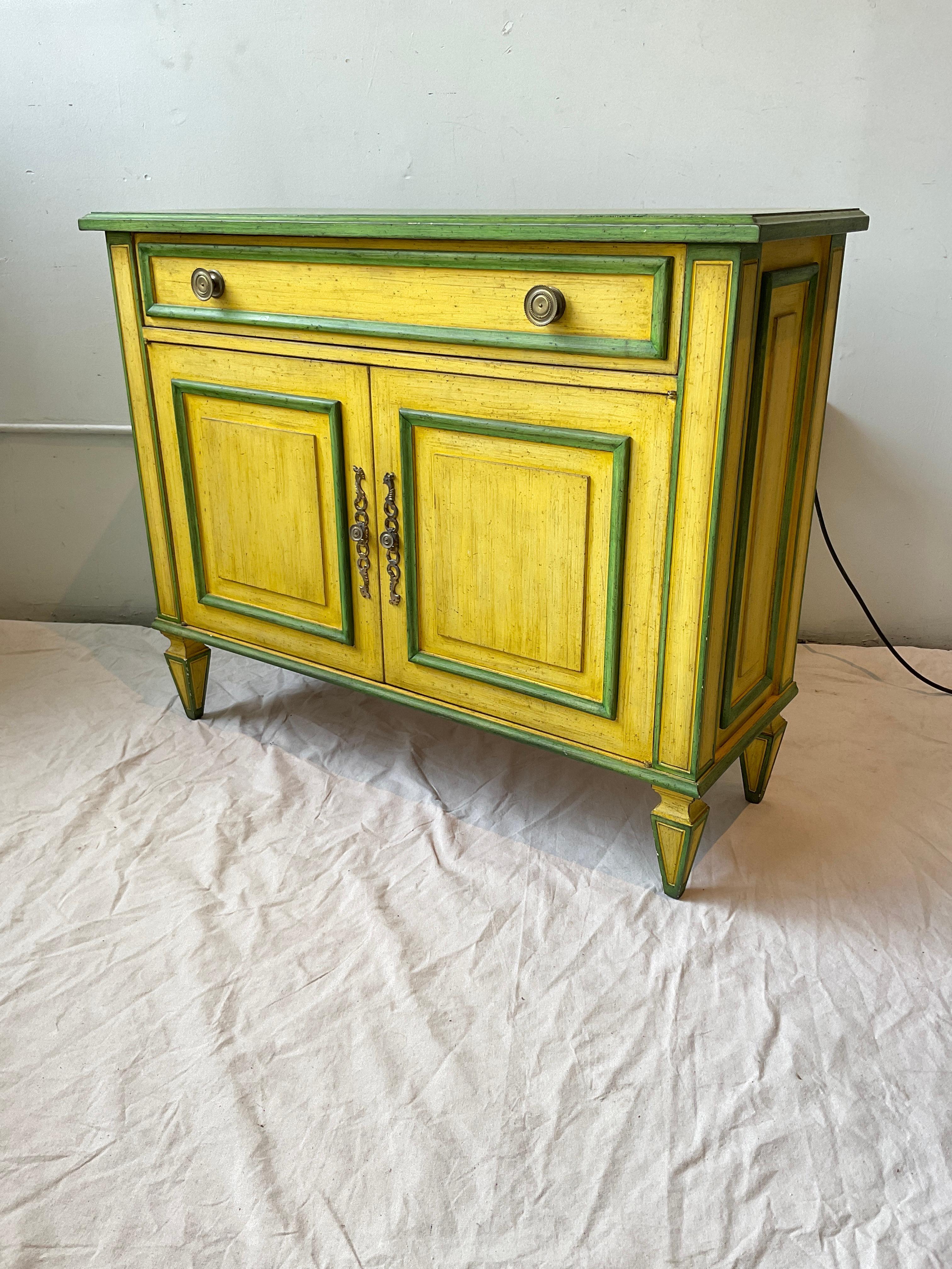 Bois Paire d'armoires/consoles de style Regency des années 1970, jaunes et vertes, fabriquées sur mesure en vente