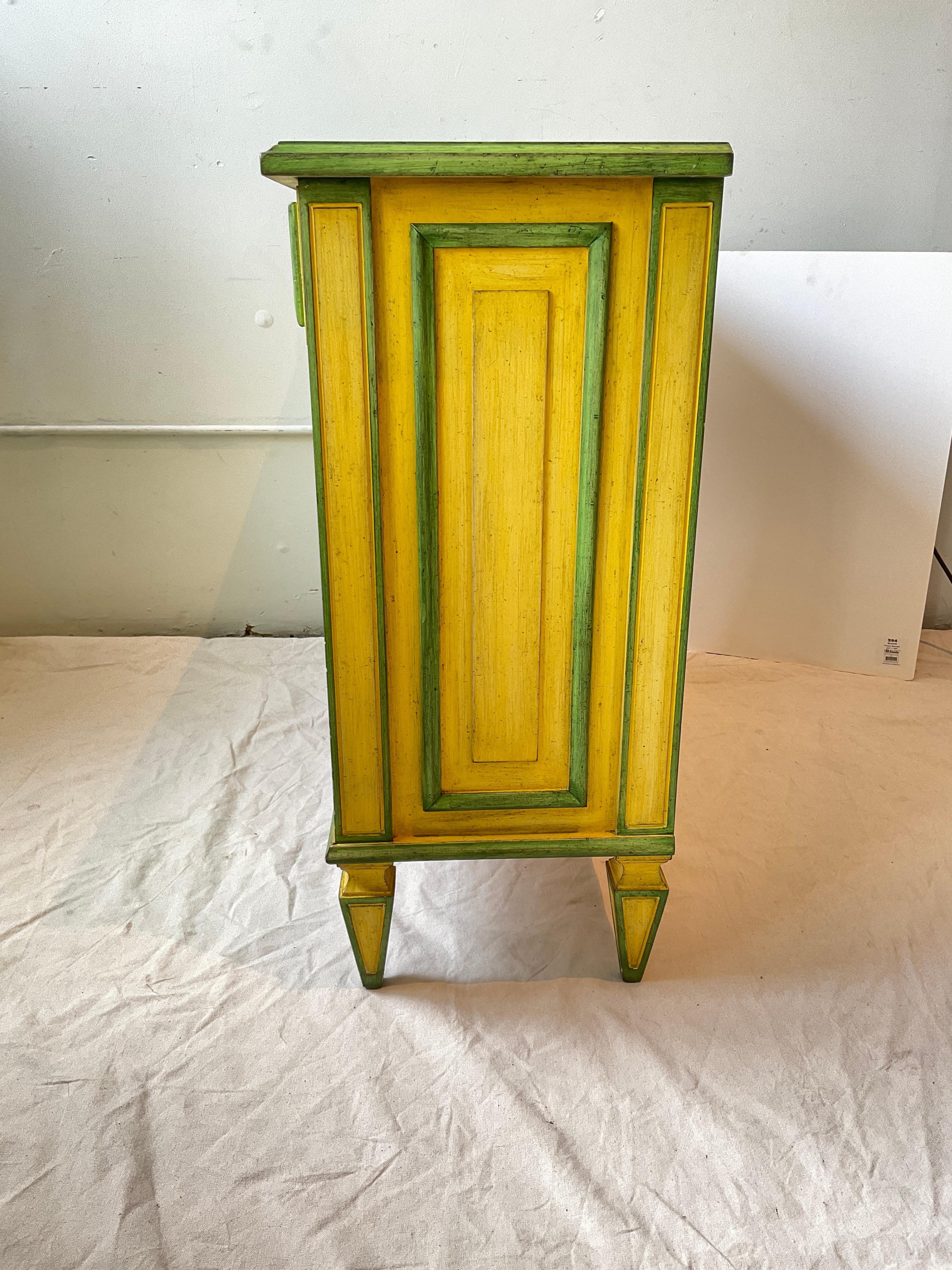 Paire d'armoires/consoles de style Regency des années 1970, jaunes et vertes, fabriquées sur mesure en vente 1